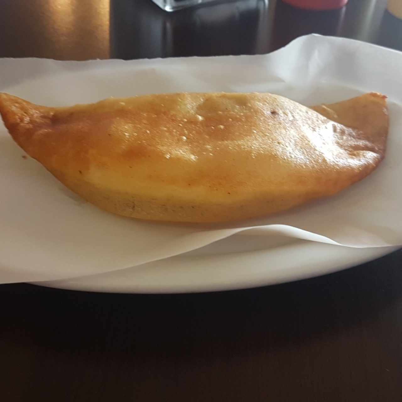 Empanada con carne tajada y queso