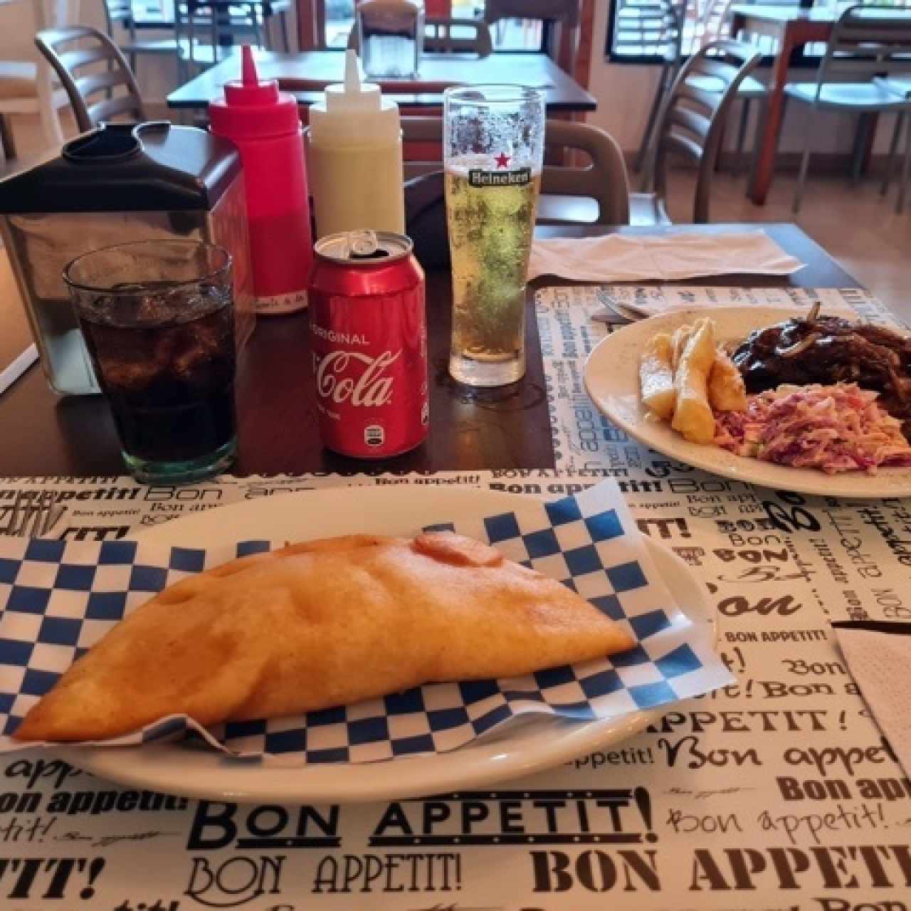 Empanada de camarones e hígado encebollado.