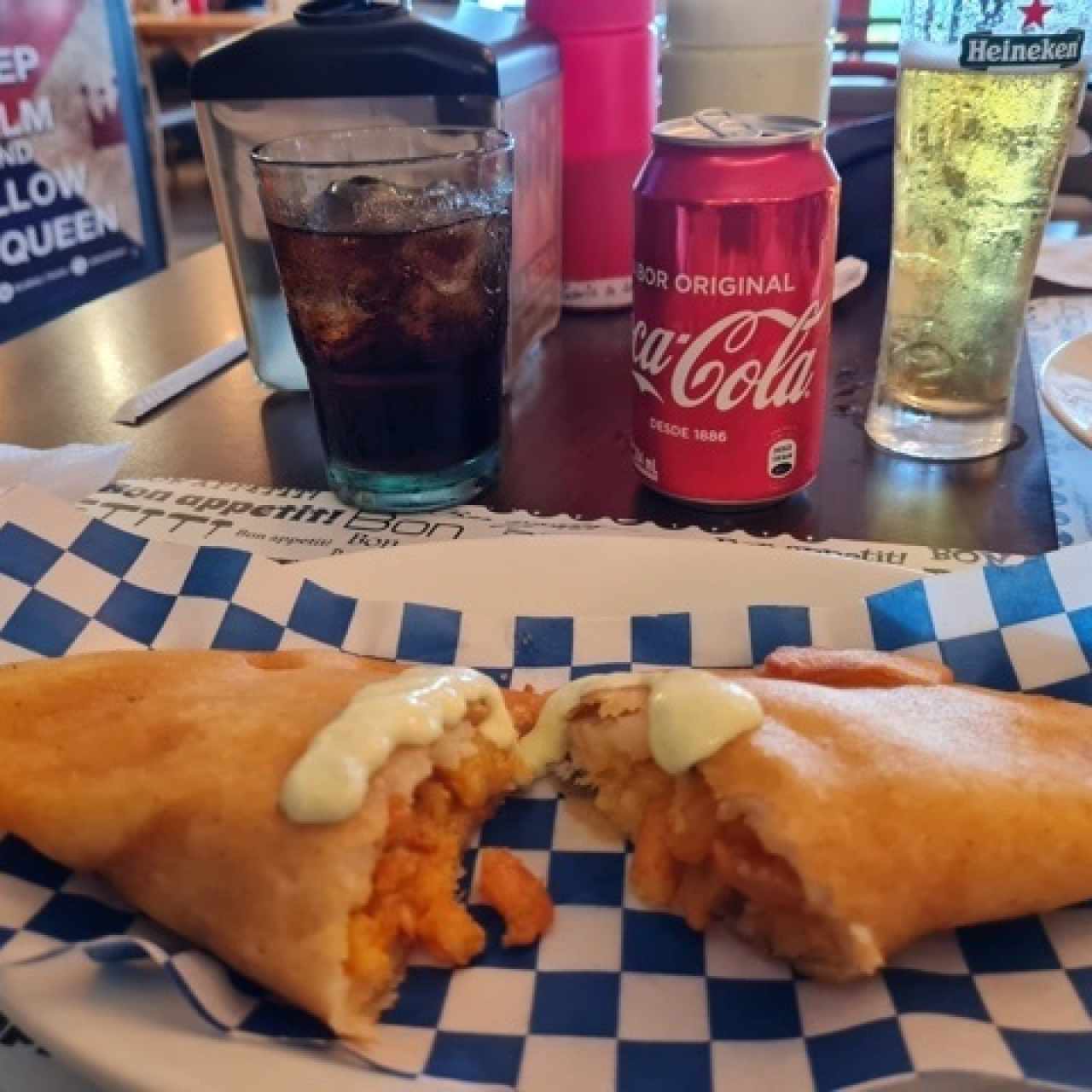 deliciosa empanada de camarones con salsa de ajos