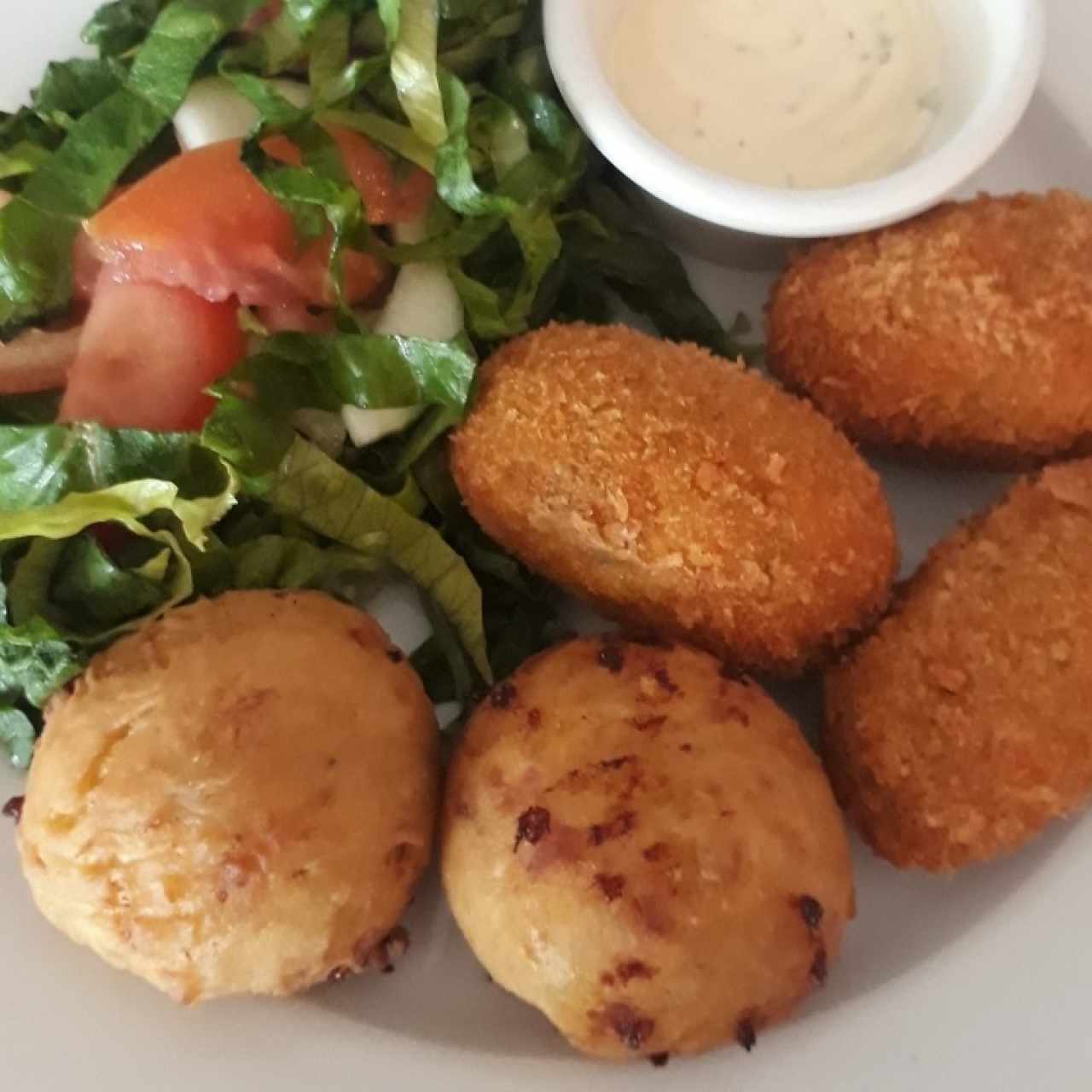 croquetas de pollo buñuelos de platano y ensalada fresca