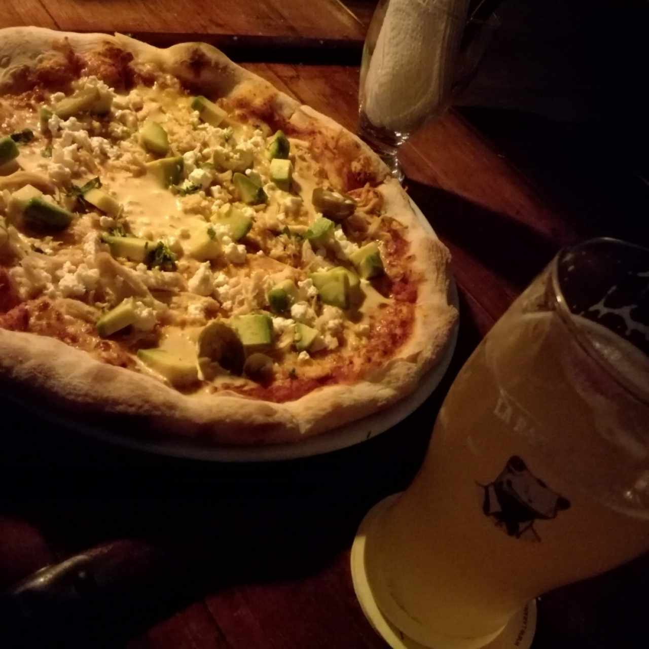 cerveza blanche y pizza con aguacate