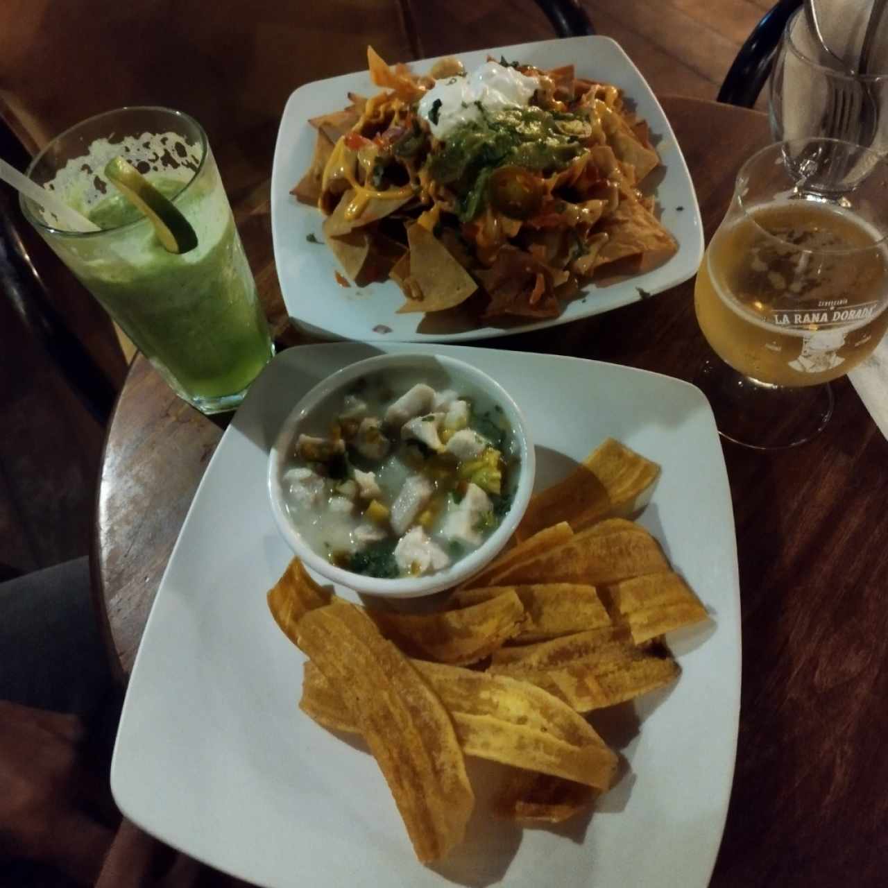 Nachos y ceviche. Limonada de menta y una cerveza artesanal suave, que fue mi preferencia.