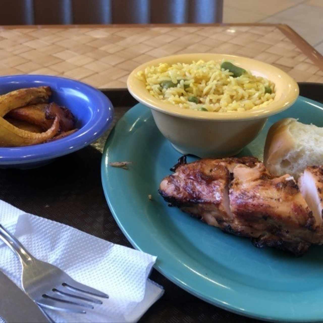 pollo asado, arroz con vegetales y tajadas 