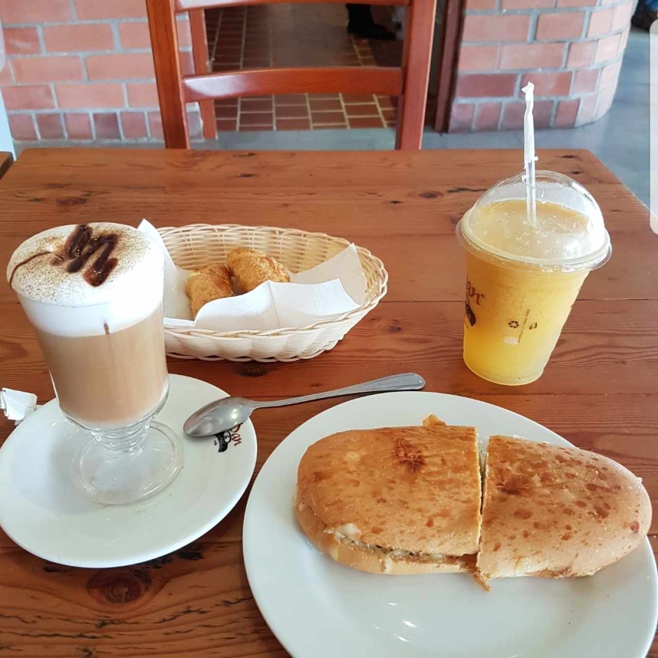 capresse + quesitos + capuccino