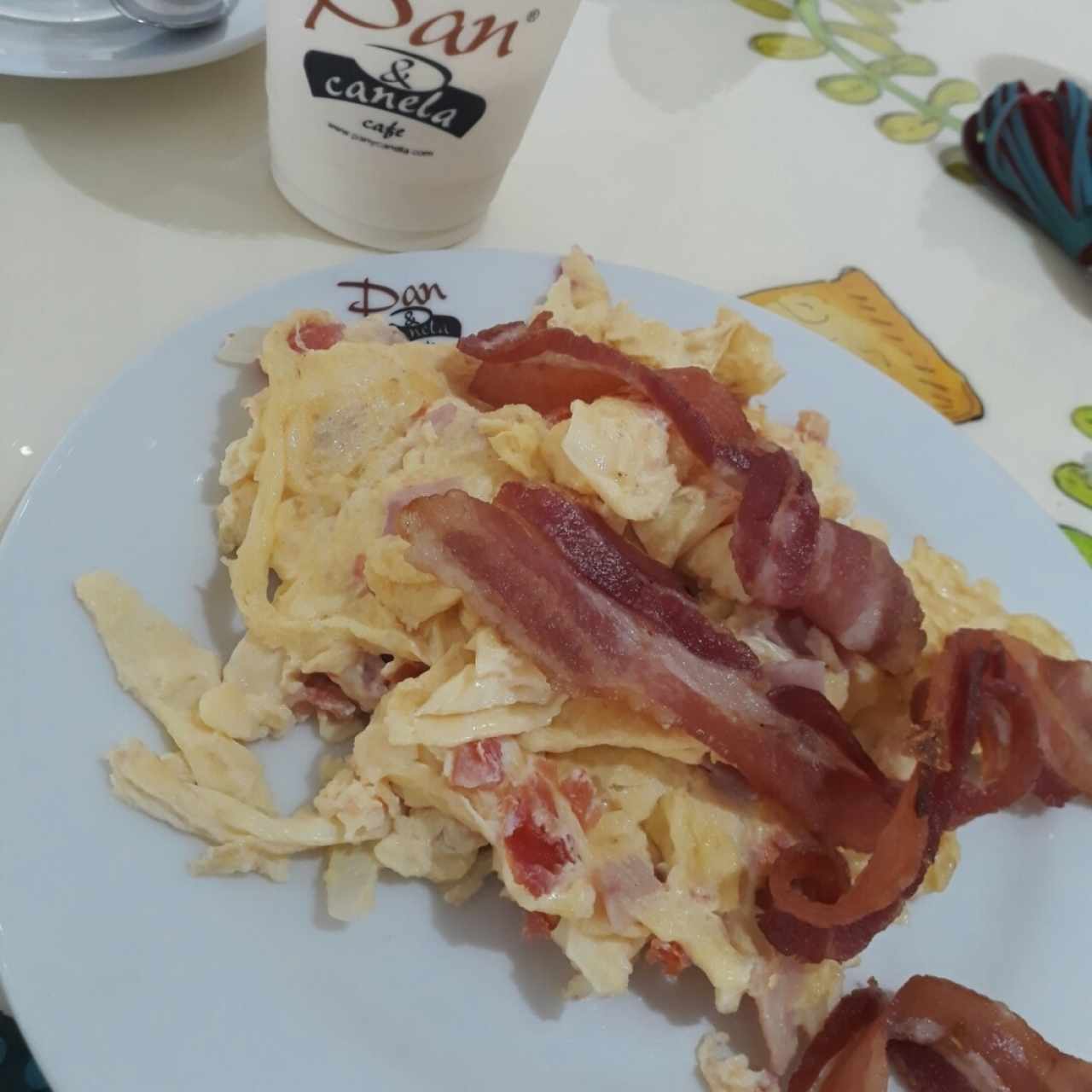 huevos revuelton con bacon