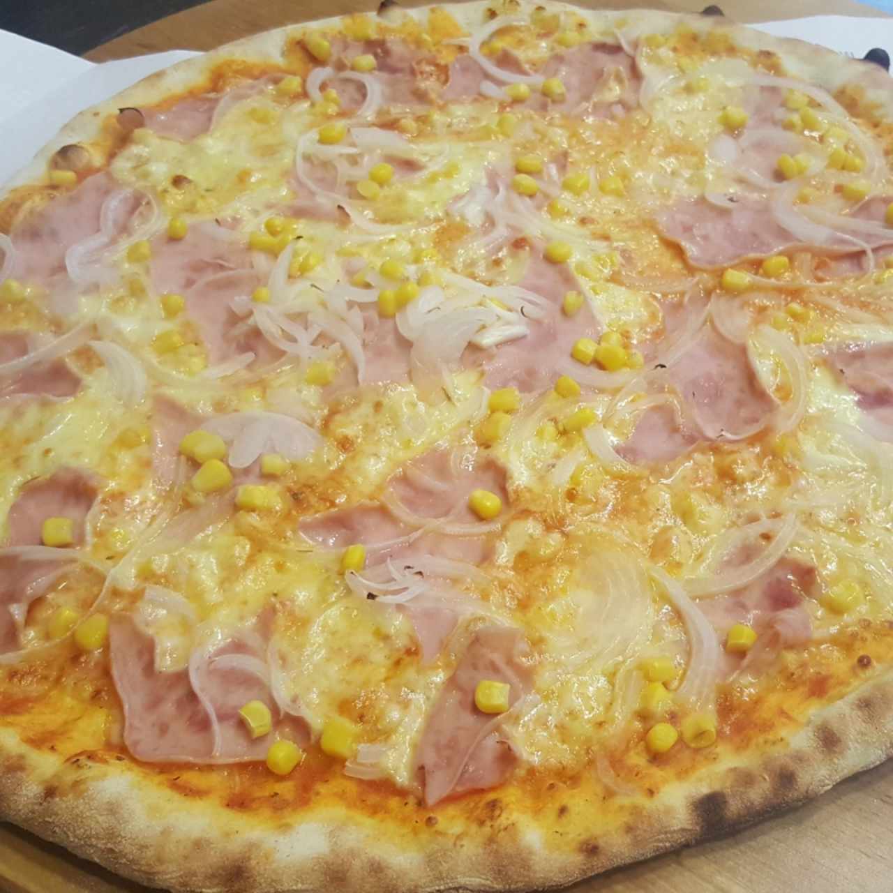 Pizza armada al gusto.... jamón cebolla y maiz😍👌