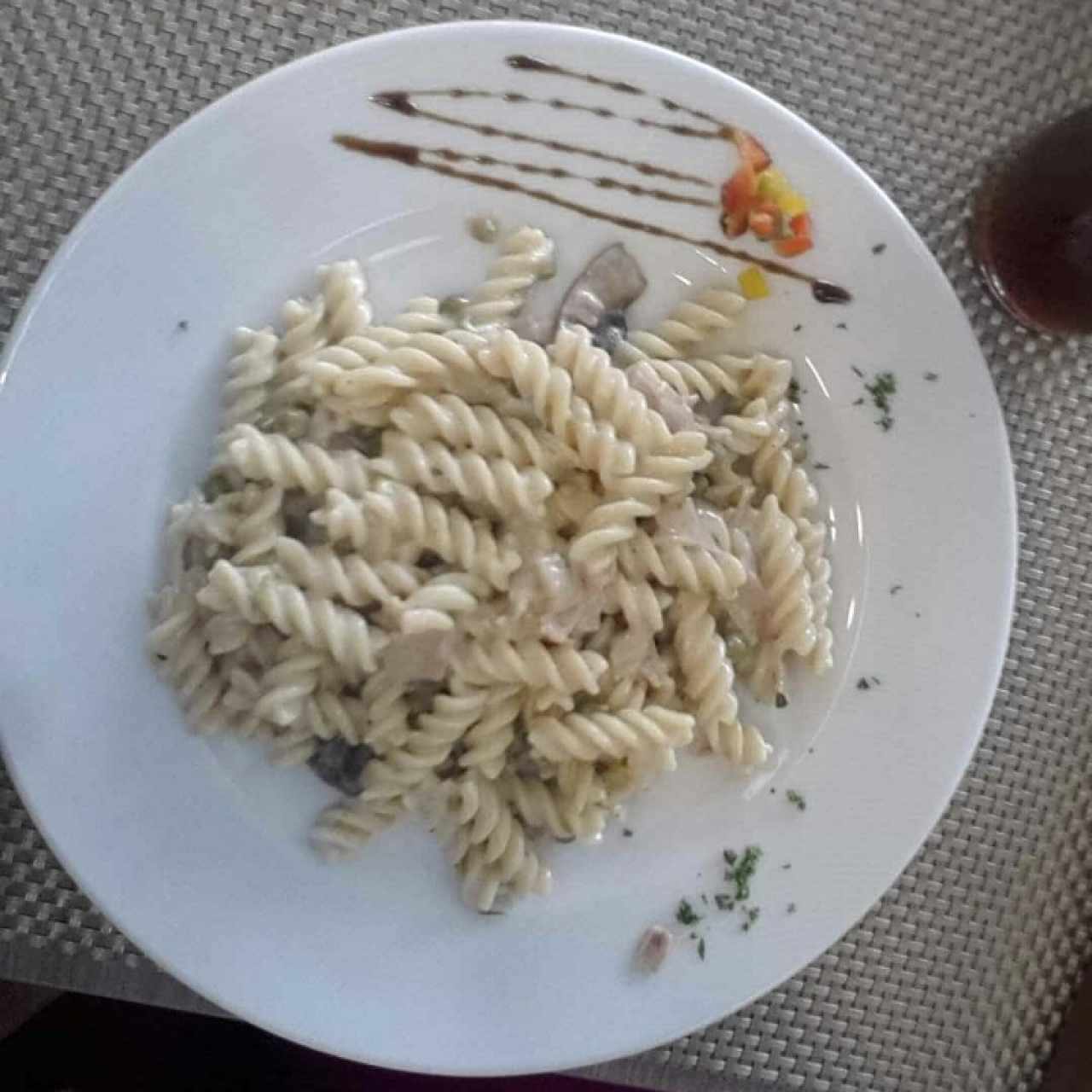 fusilli con jamon hongos y putipoa en salsa blanca