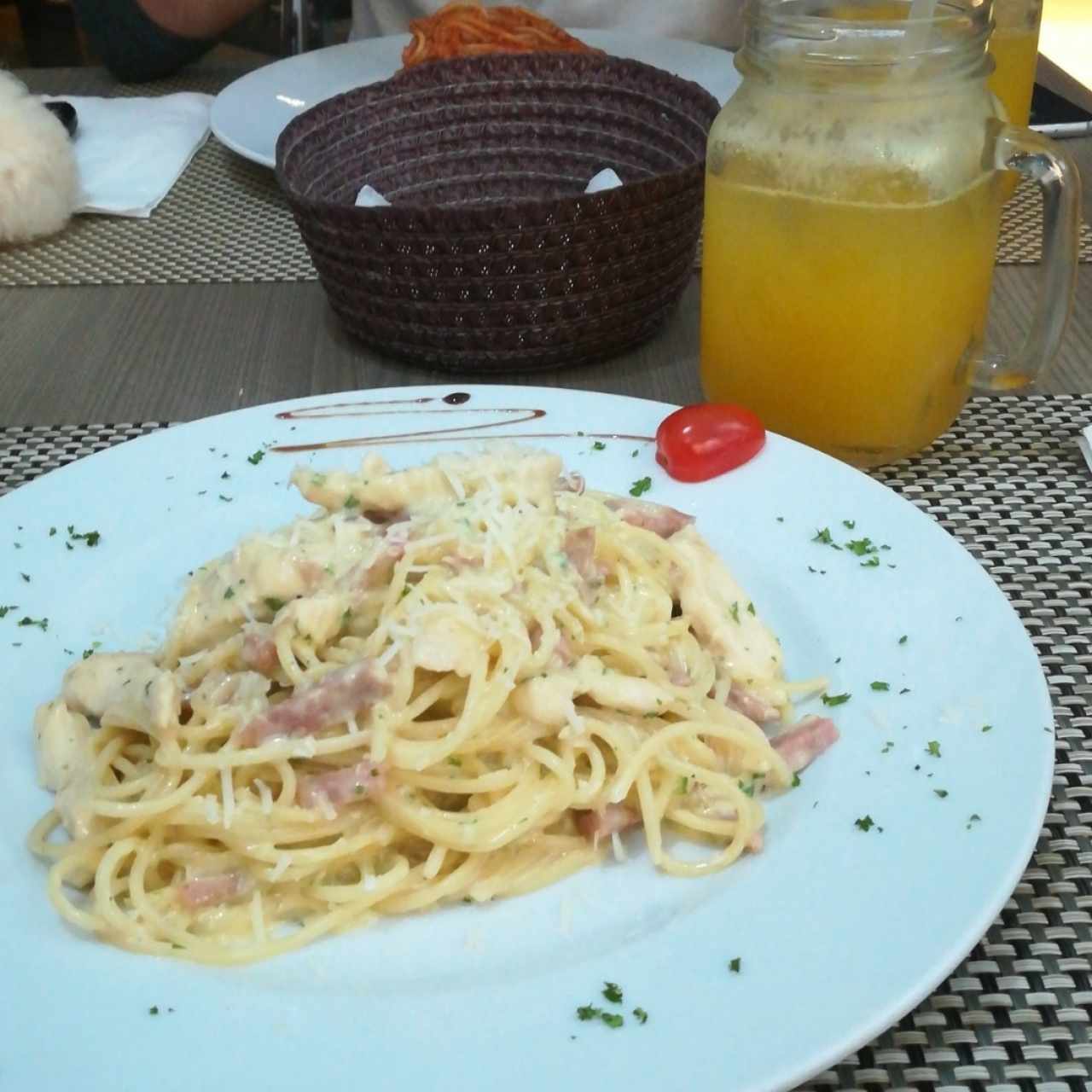 spaghetti a la carbonara con extra pollo