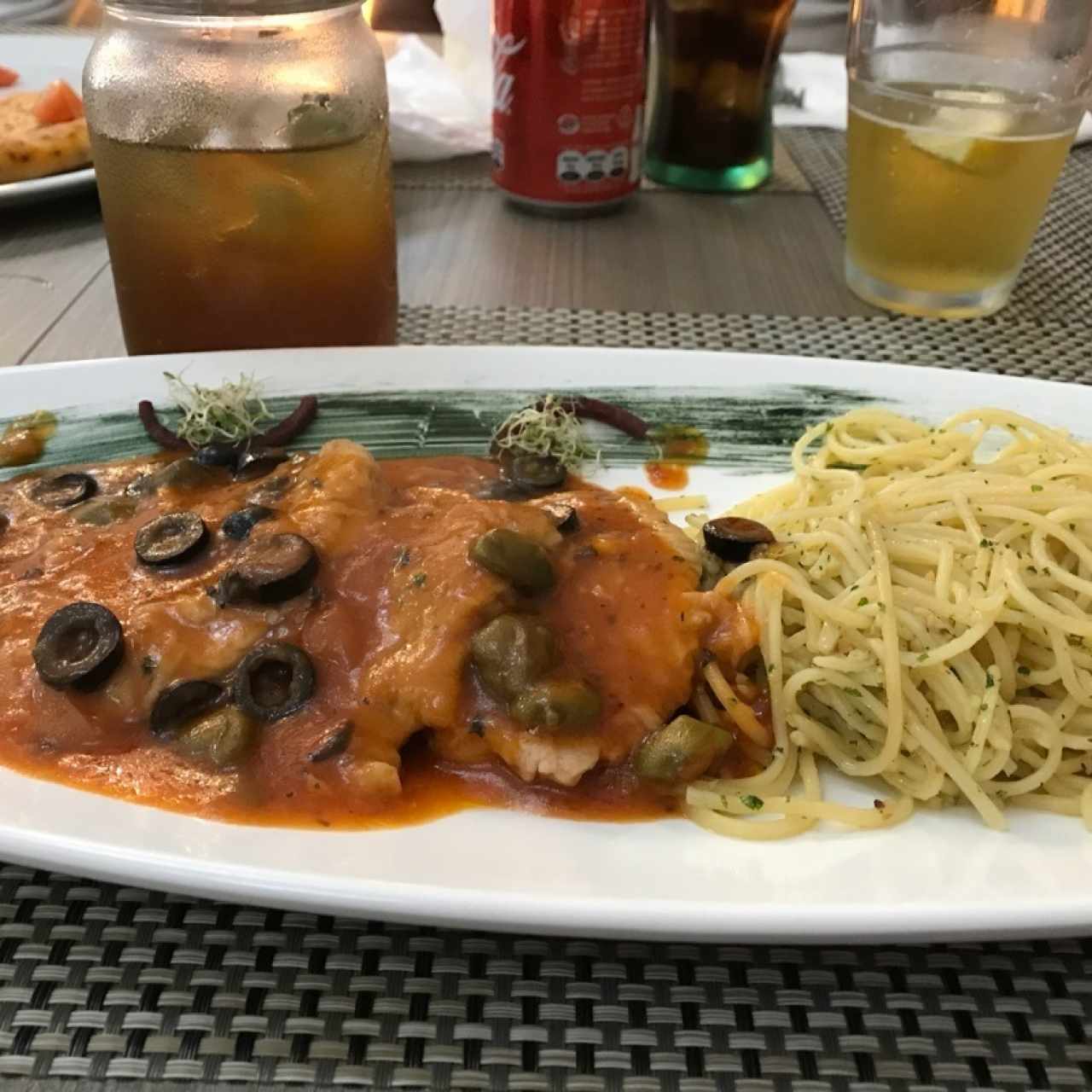 medallones de ternera en salsa roja, con alcaparras y aceitunas negras, acompañado de spaguetti al oleo🤩 una delicia al paladar👏🏻