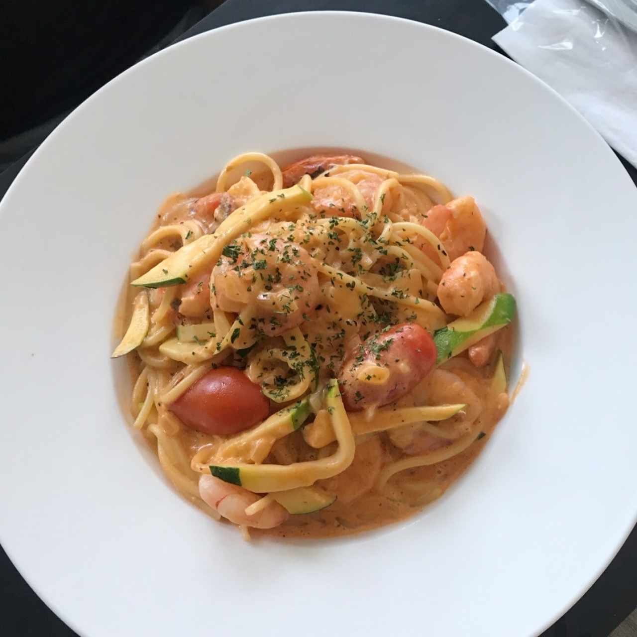 Fettuccine con Camarones y Zuchini en Crema Rosada