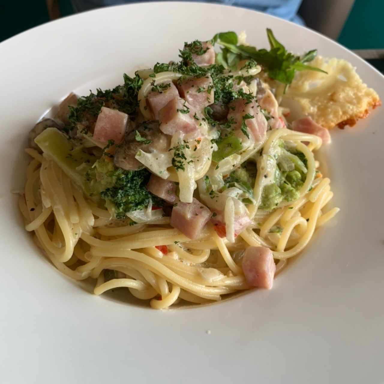 Spaguetti con Brócoli, Jamón y Hongos en Crema Blanca