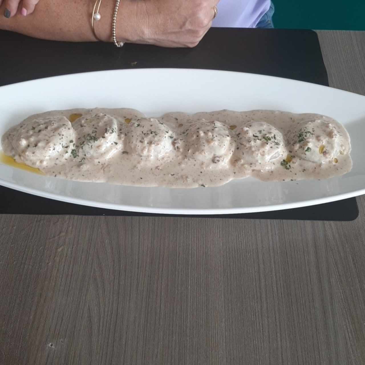 sorrentinos relleno de pollo en salsa de nuez