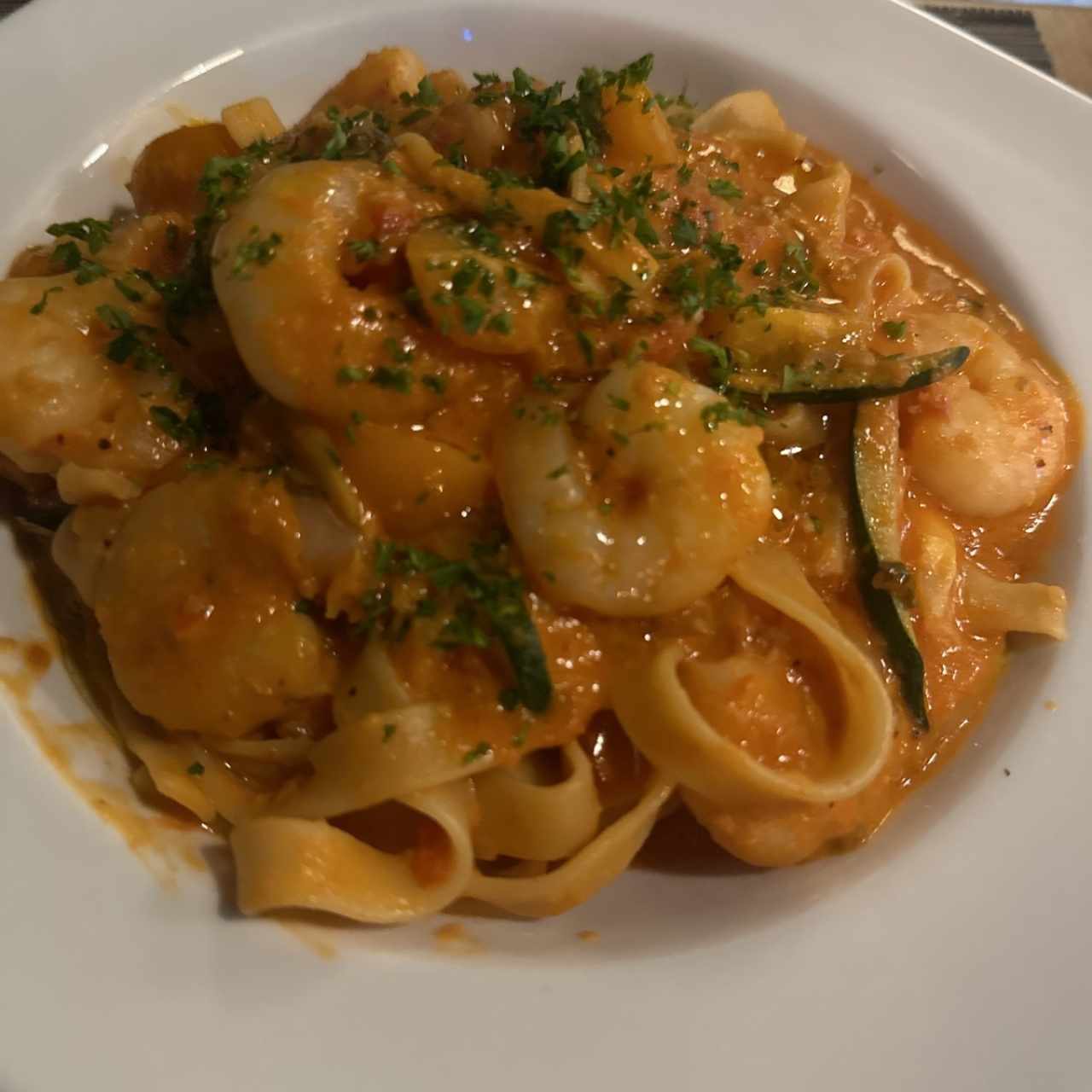 Fettuccini con Camarones y Zuchini en Crema Rosada