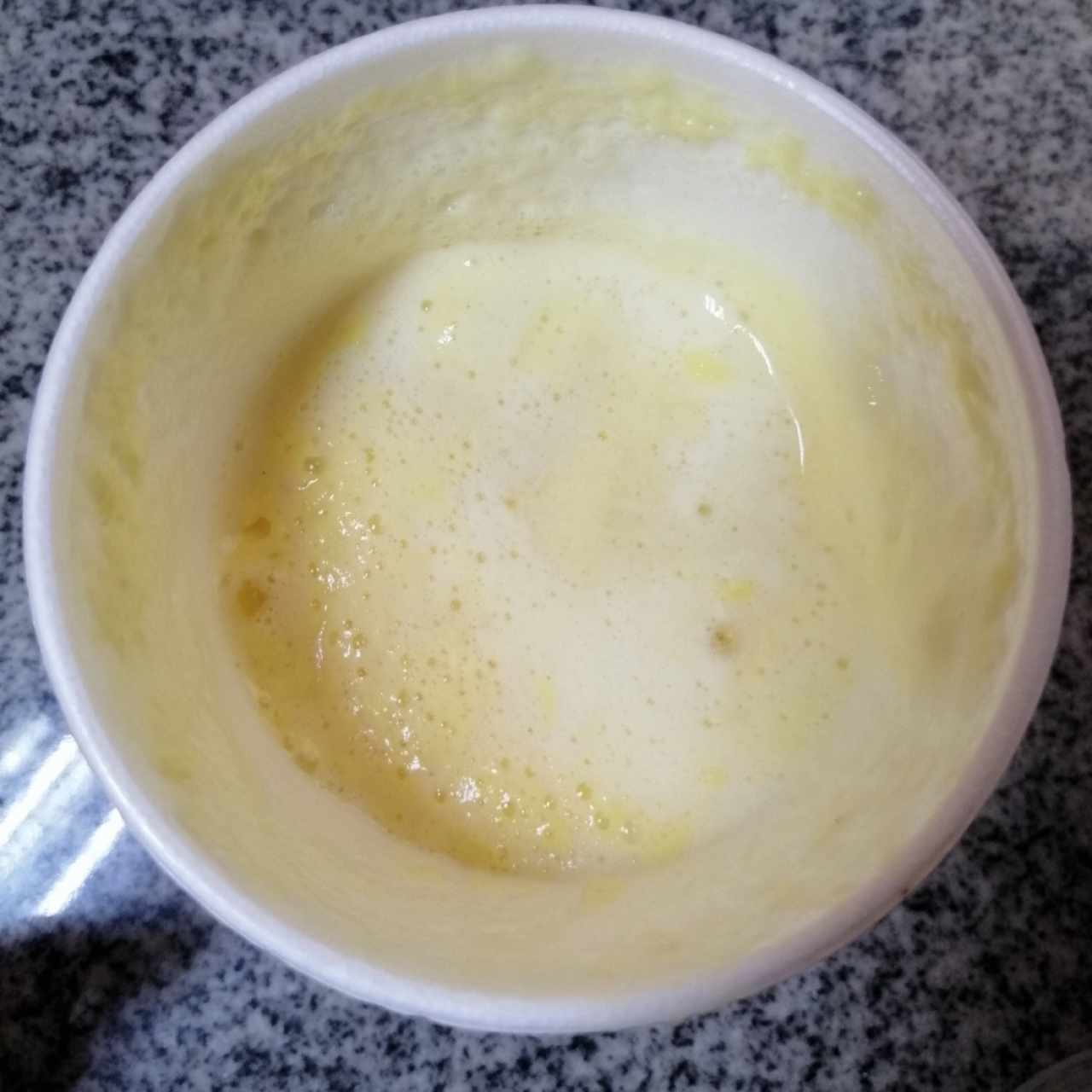 Jugo natural de piña en leche