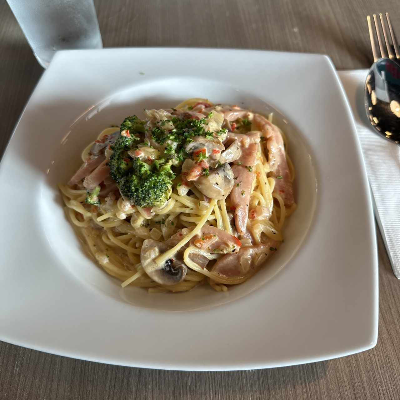 Spaguetti con Brócoli, Jamón y Hongos en Crema Blanca