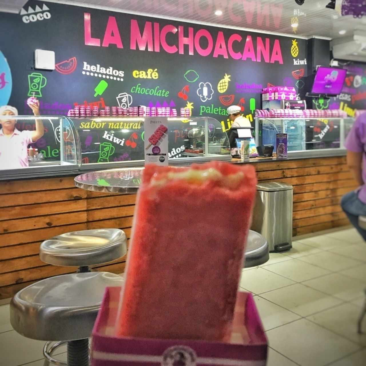 Paleta de Fresa rellena de leche condensada 