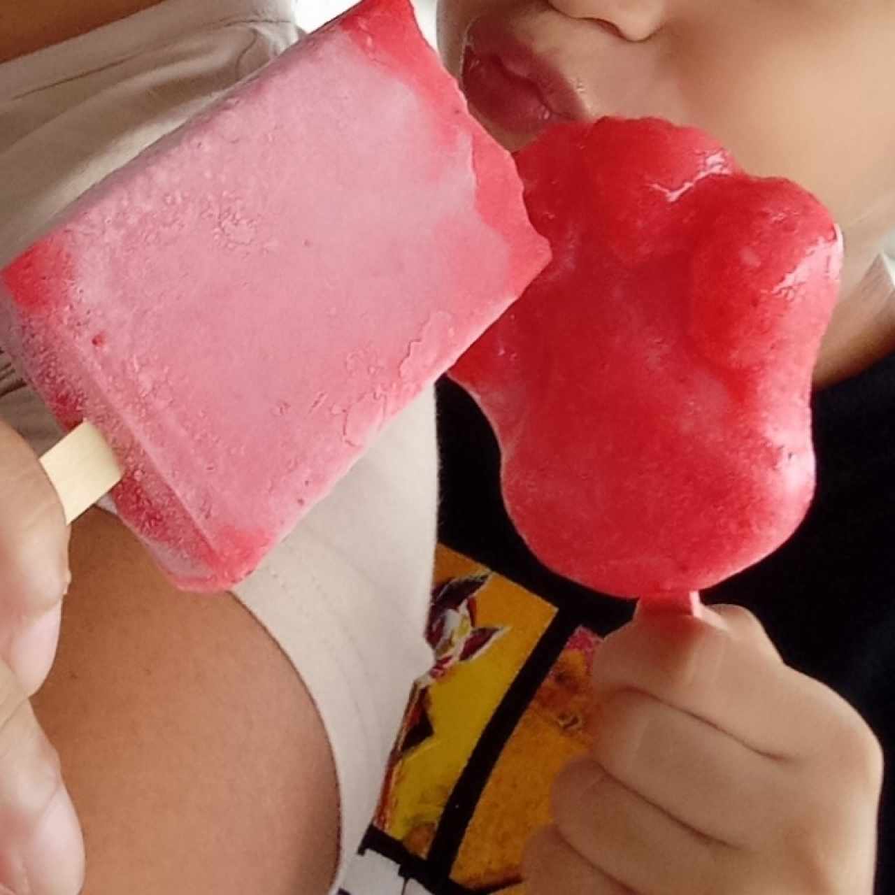 paleta de fresa con forma de garrita de perro