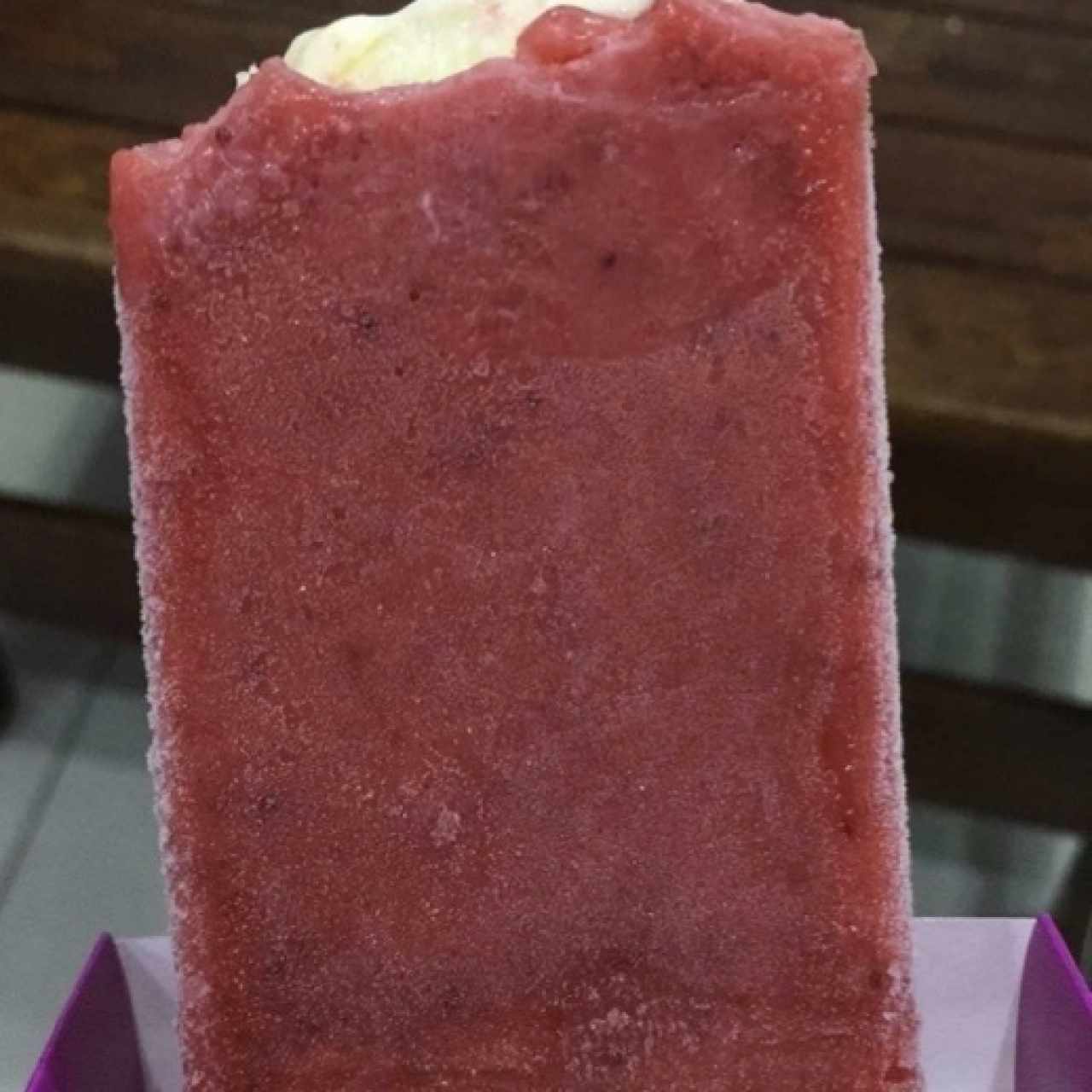 Paleta de fresa rellena