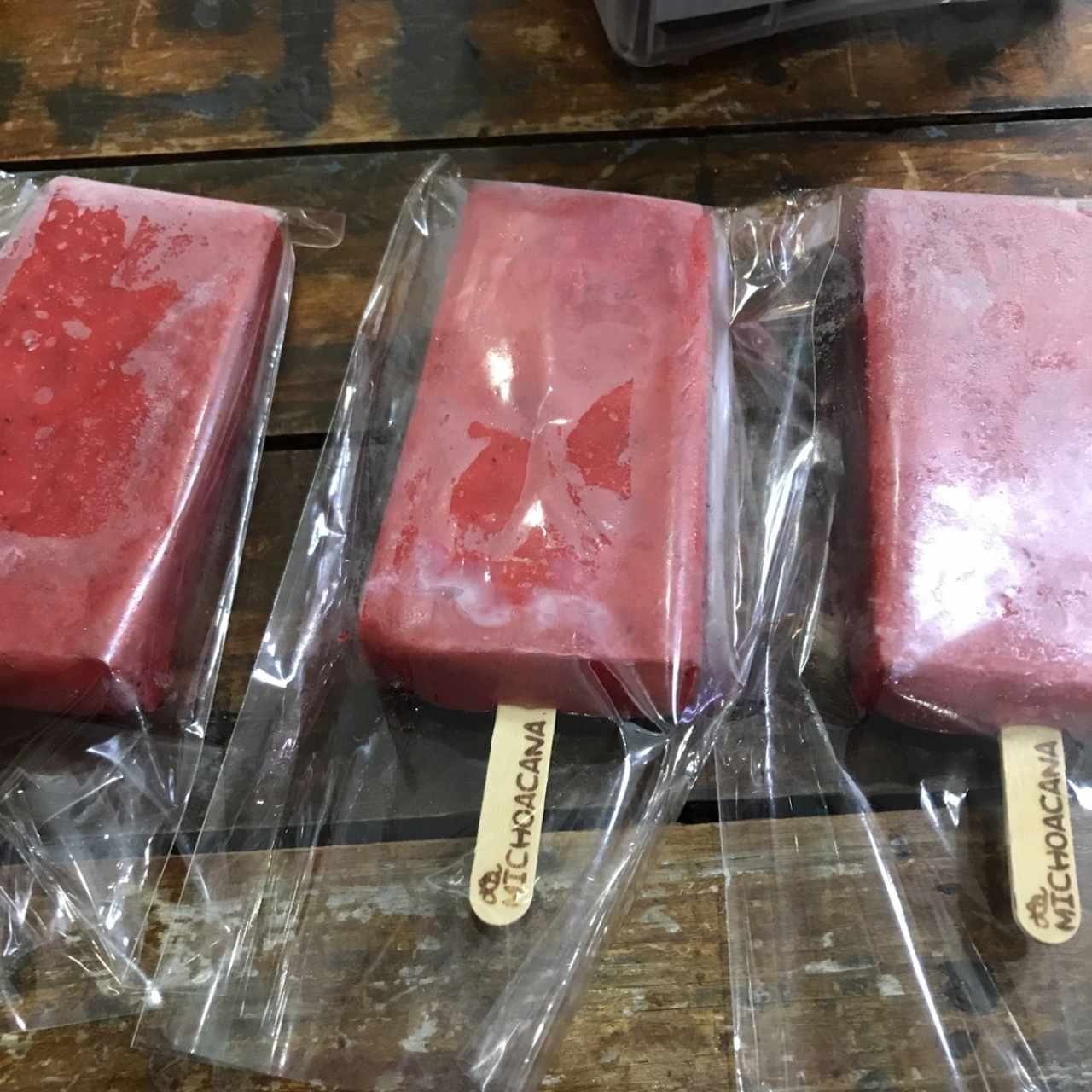 paletas de fresas con leche condensada