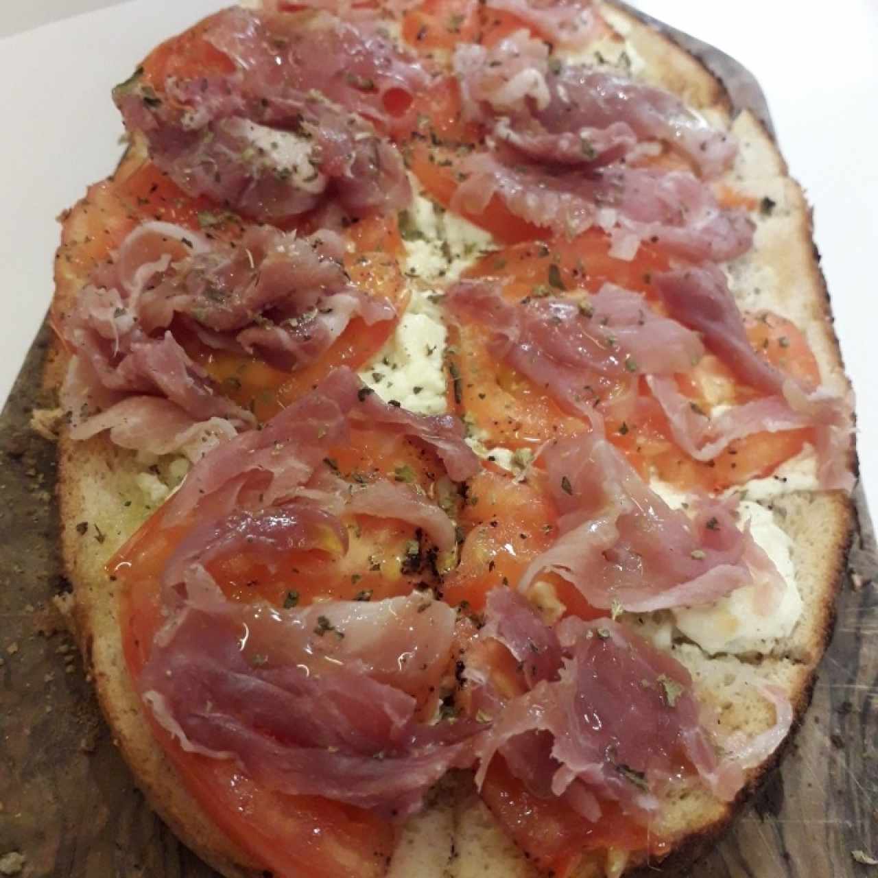 bruchetta de jamón serrano y queso cabra