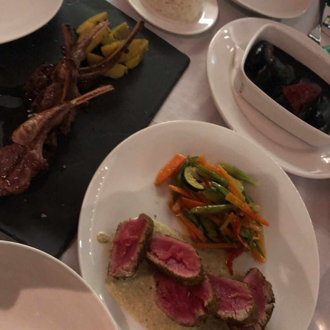 chuletitas de cordero y atun sellado con pimienta verde 