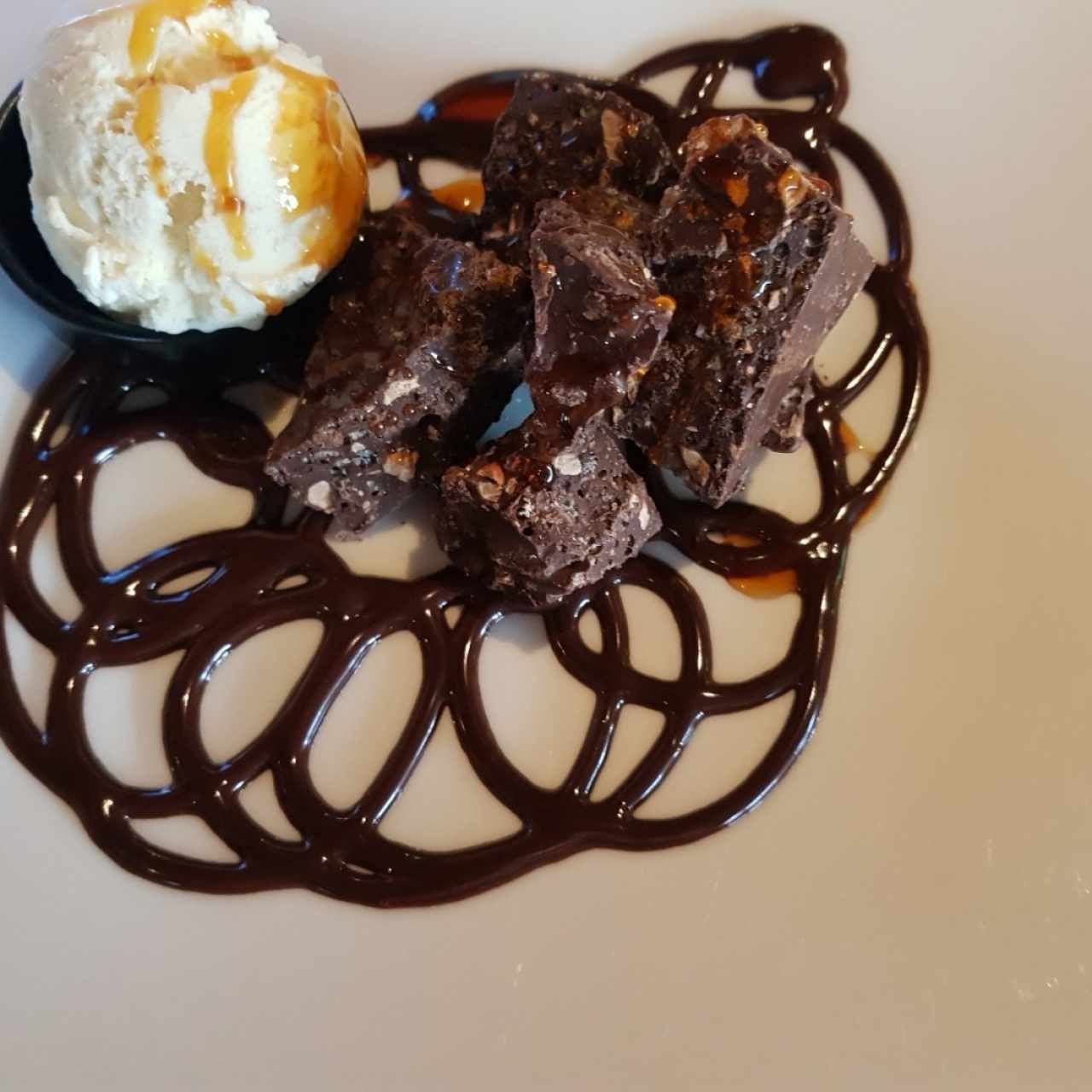 Turrón de chocolate con helado