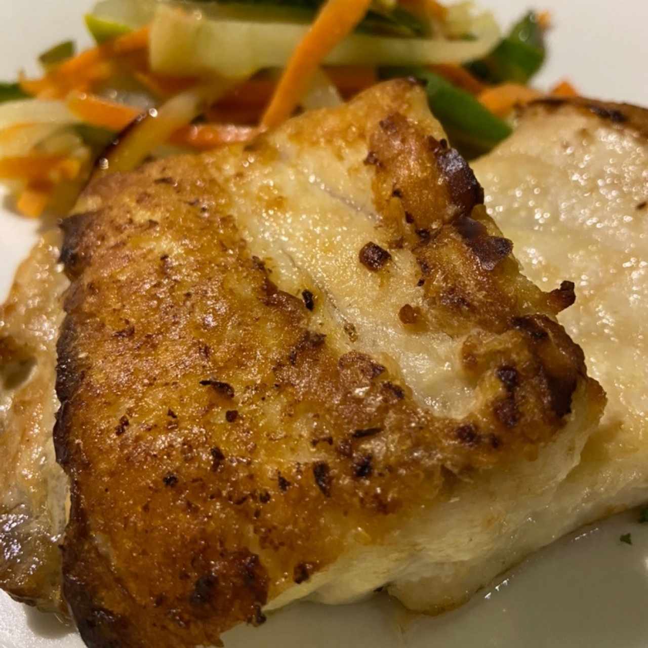 Corvina a la Plancha con Vegetales Salteados