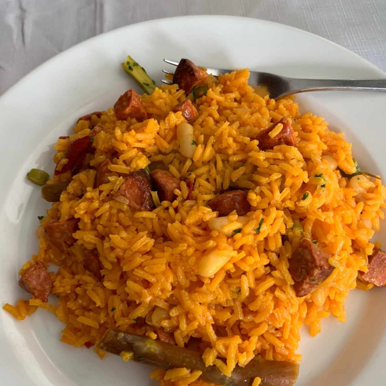 Paella de Chorizo, Habas y Esparragos Verdes