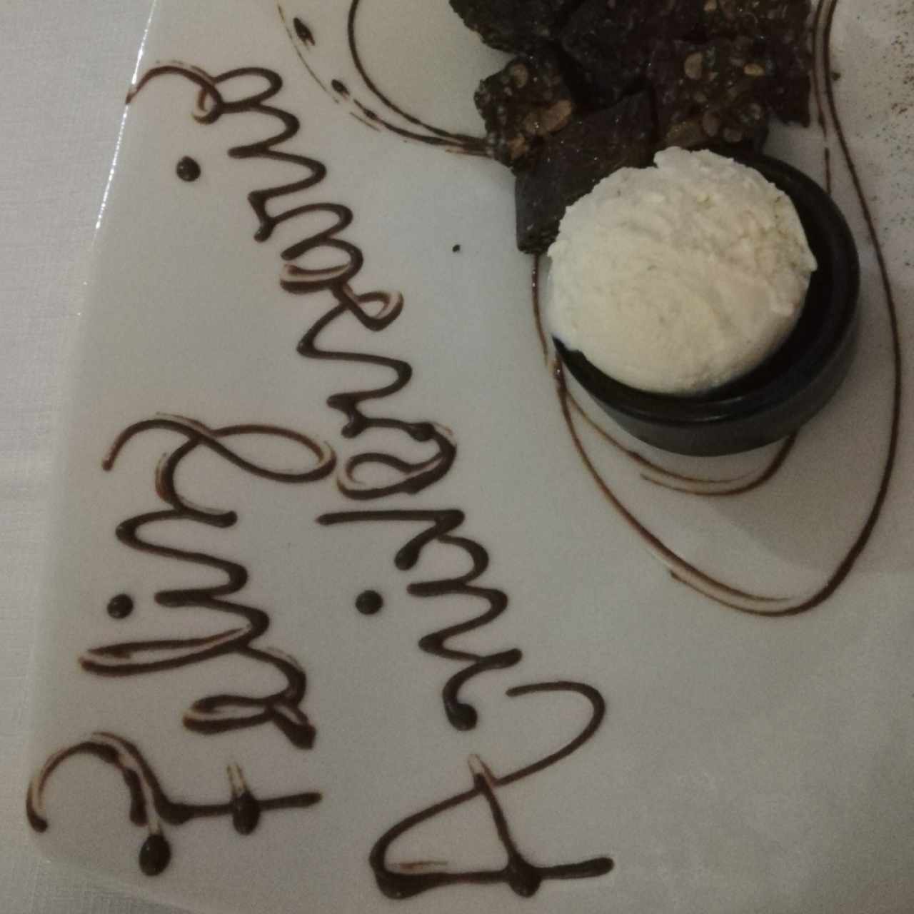 turrón de chocolate con helado de vainilla y un hermoso detalle