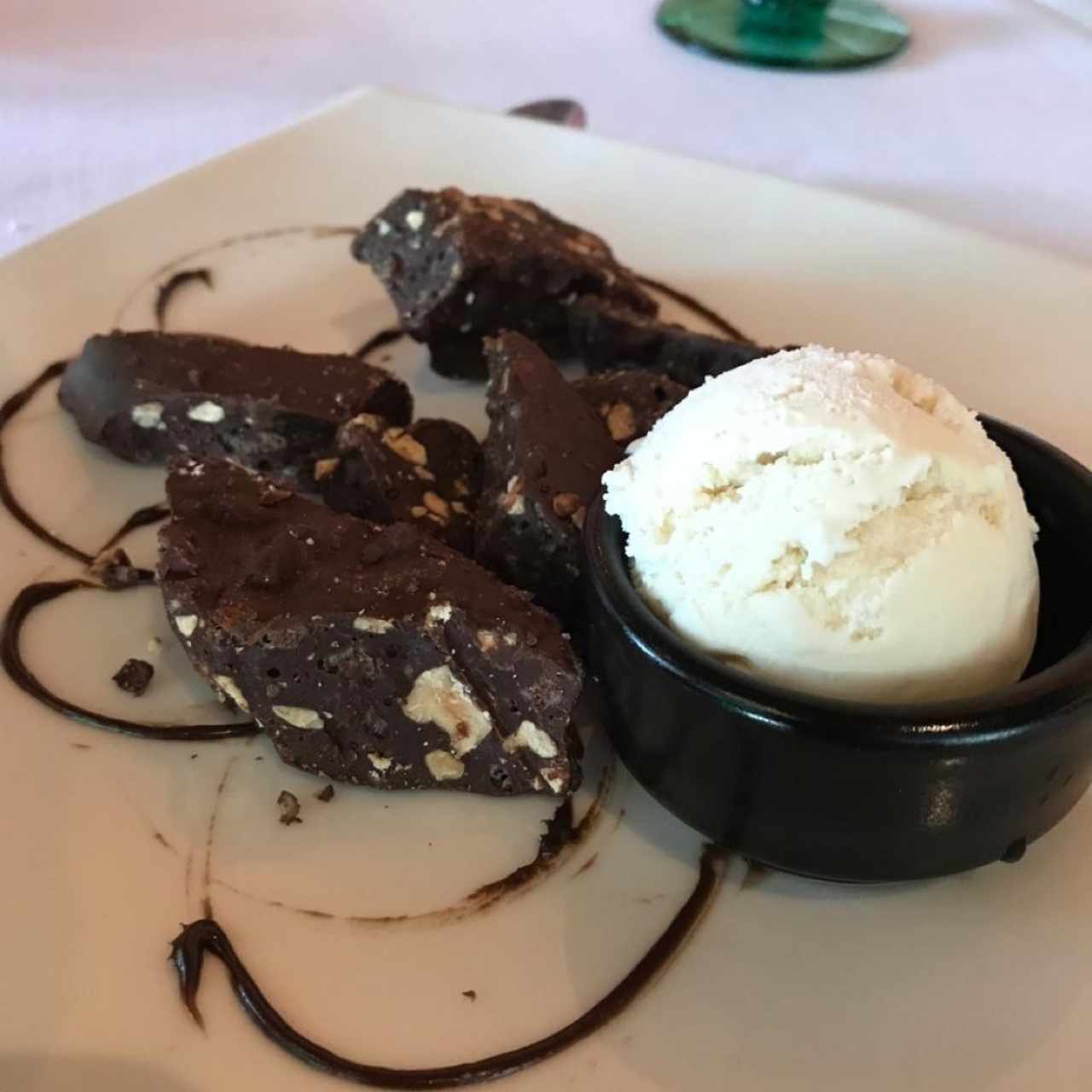 Turrón de chocolate con helado de vainilla. Mi favorito.