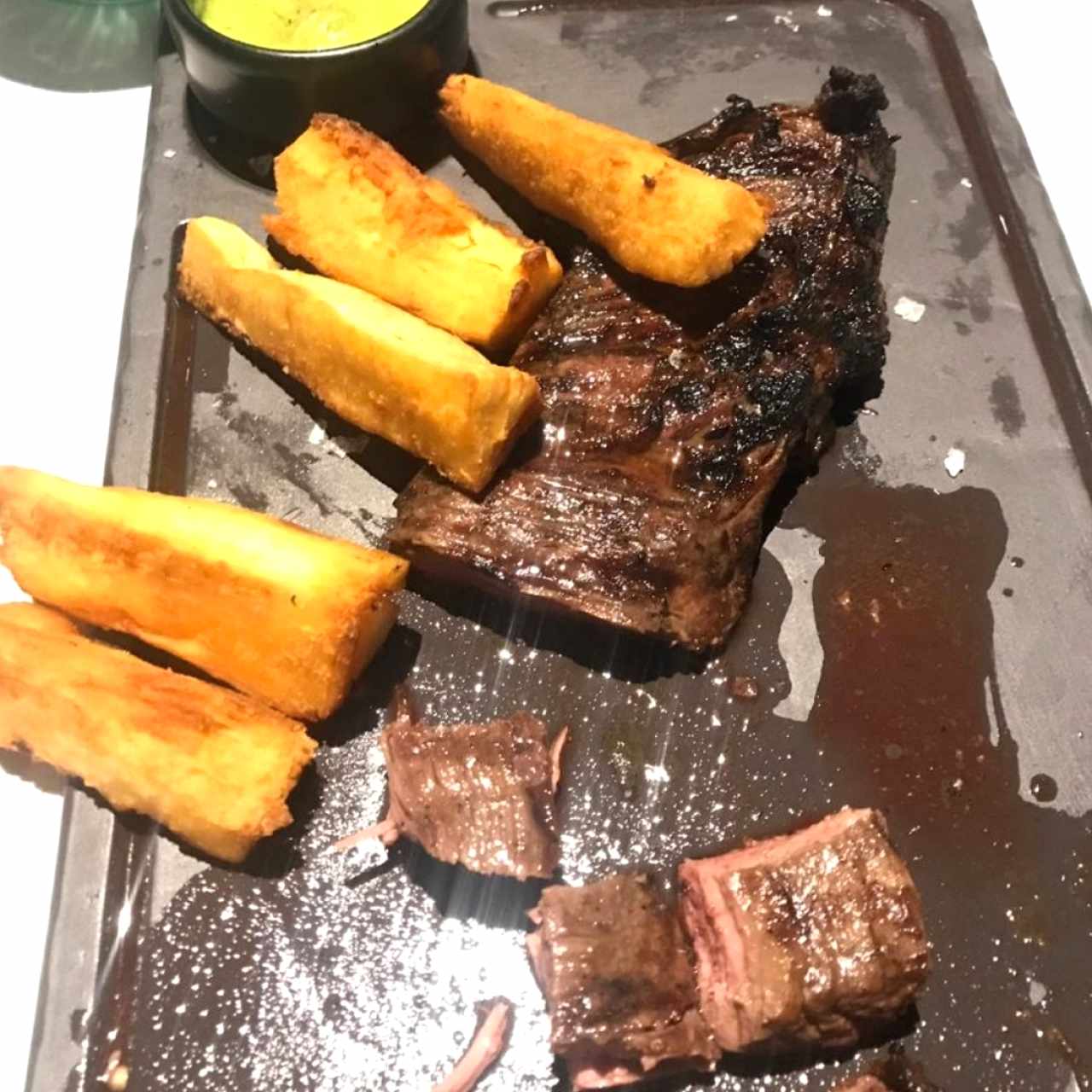 Entraña a la parrilla acompañado de yuca frita