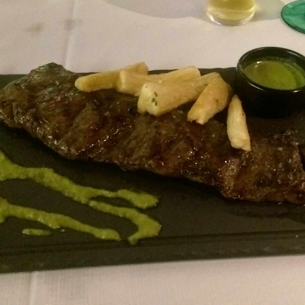 Entraña con yuca frita