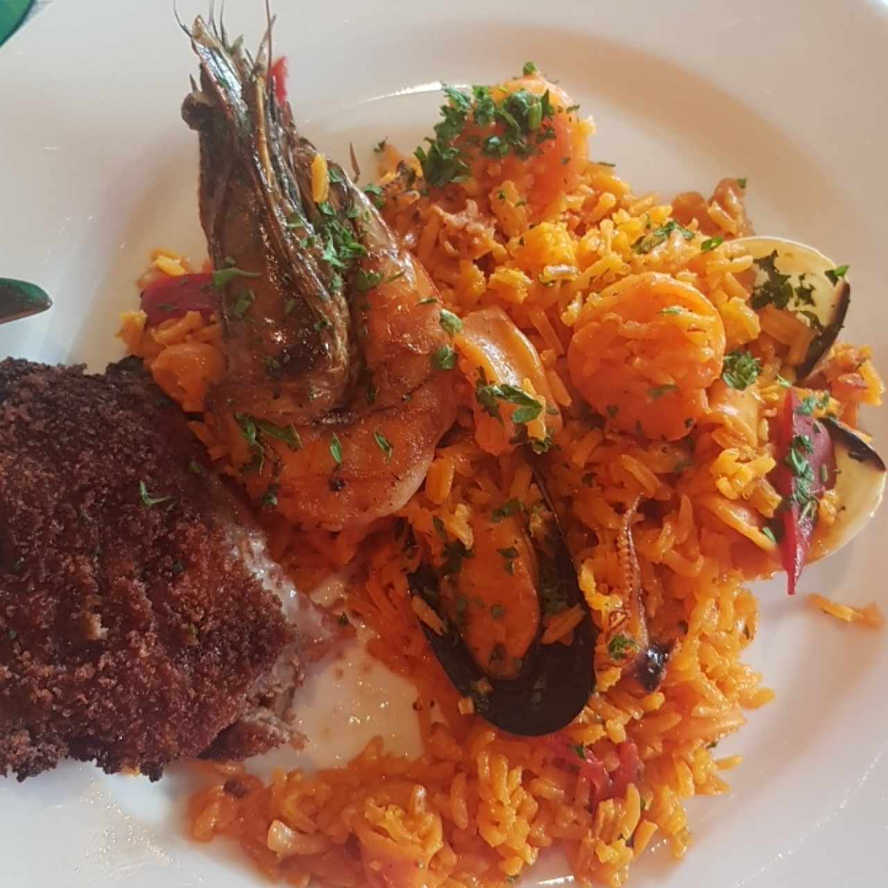 Paella de Chorizo, Habas y Esparragos Verdes