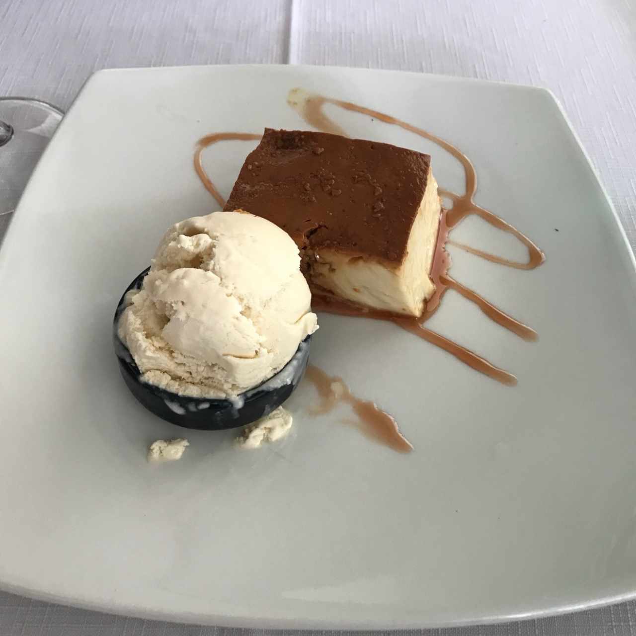 Flan de coco con helado