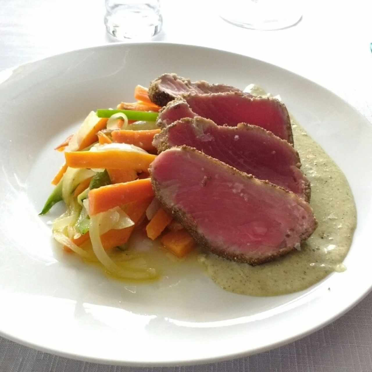 Atun con mostaza de dijon y pimienta verde