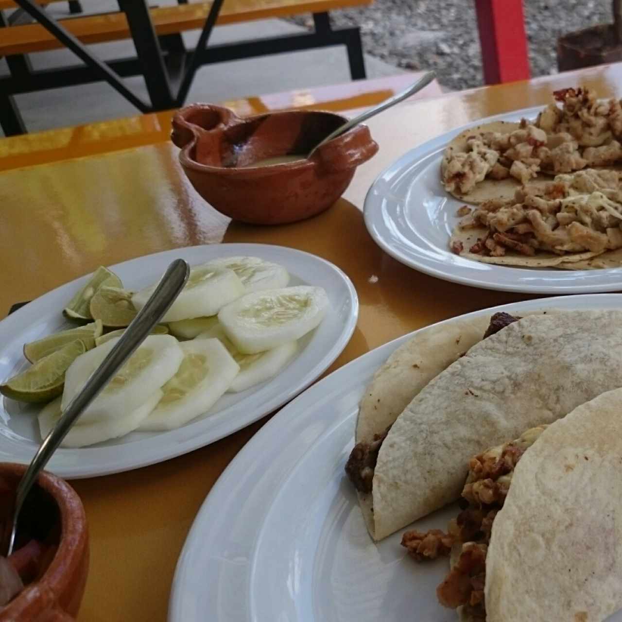 tacos de pollo, res y puerco