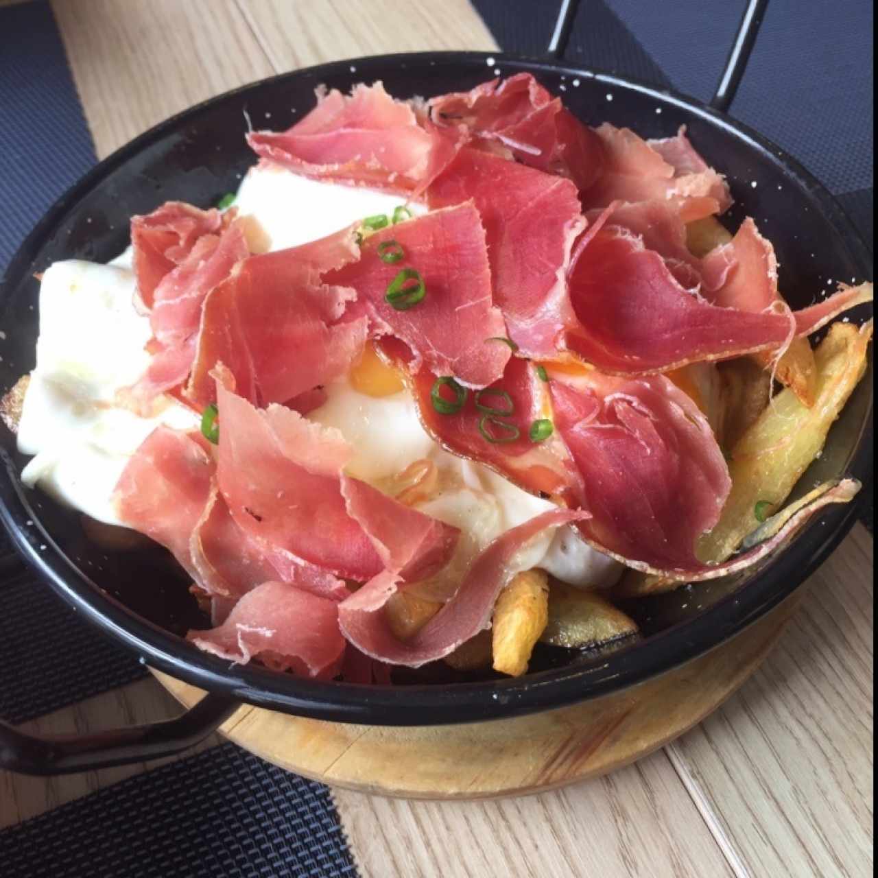 Huevos rotos con jamón