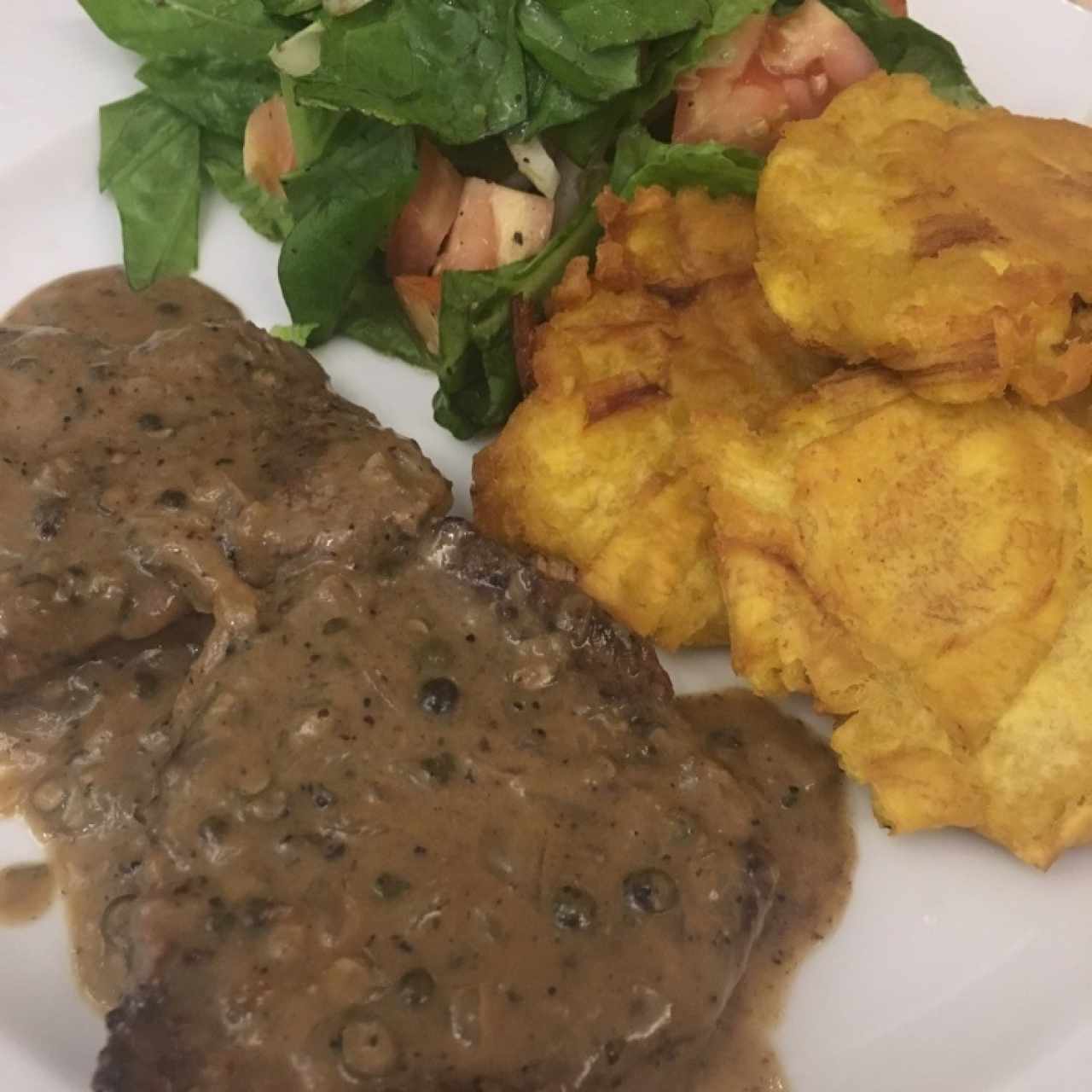 Filete de res a la pimienta con Patacones