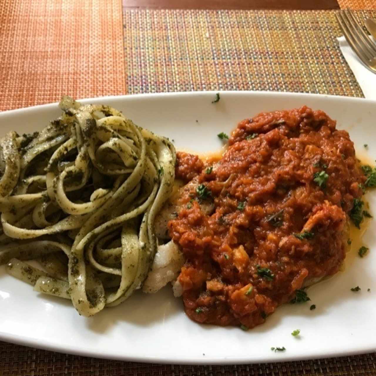 corvina con salsa de langosta y fetuttine al pesto