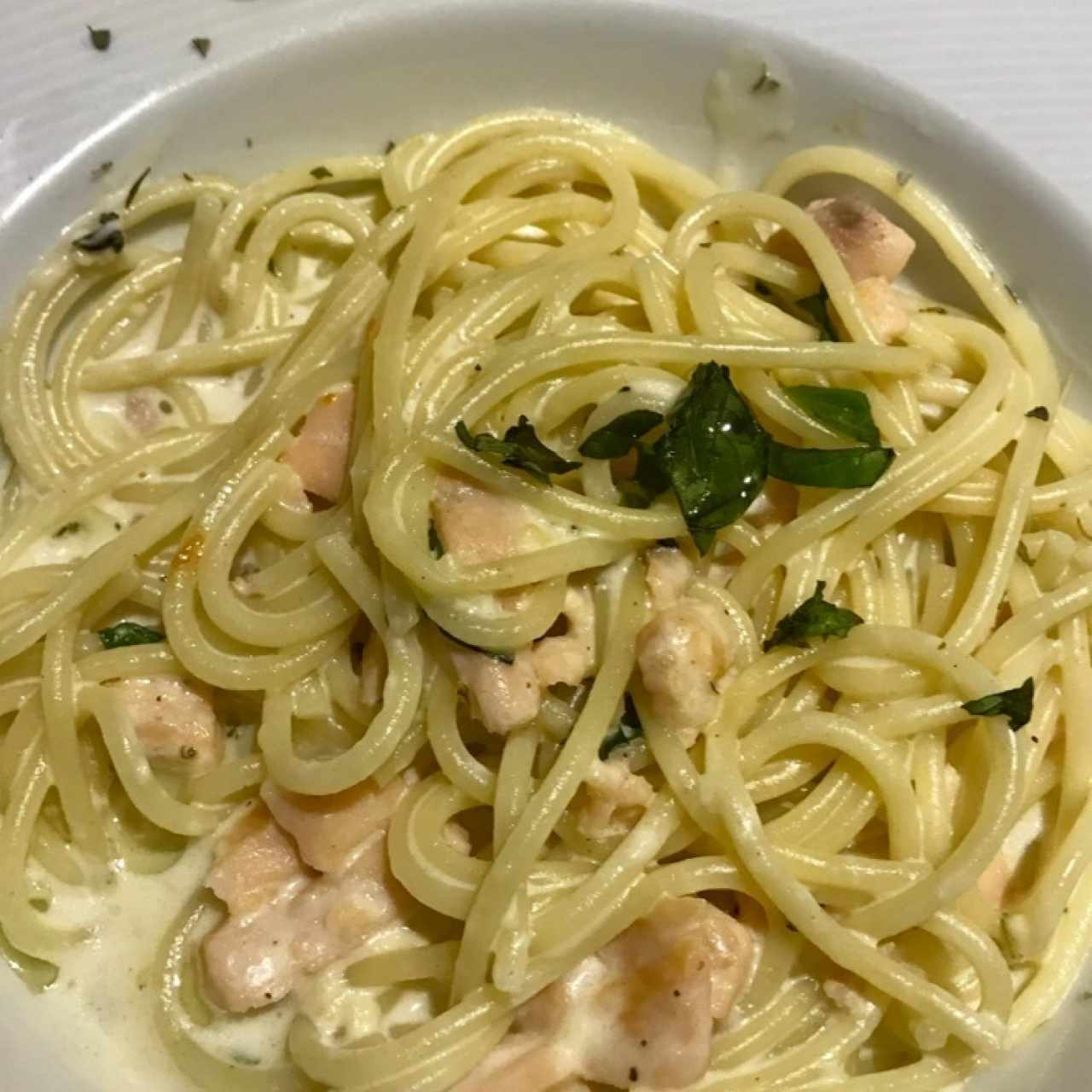 spaghetti alfredo con salmón ahumado