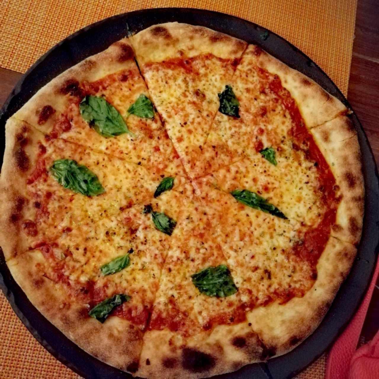 Pizza Margarita, excelente la masa delgada!! Sitio agradable!! 