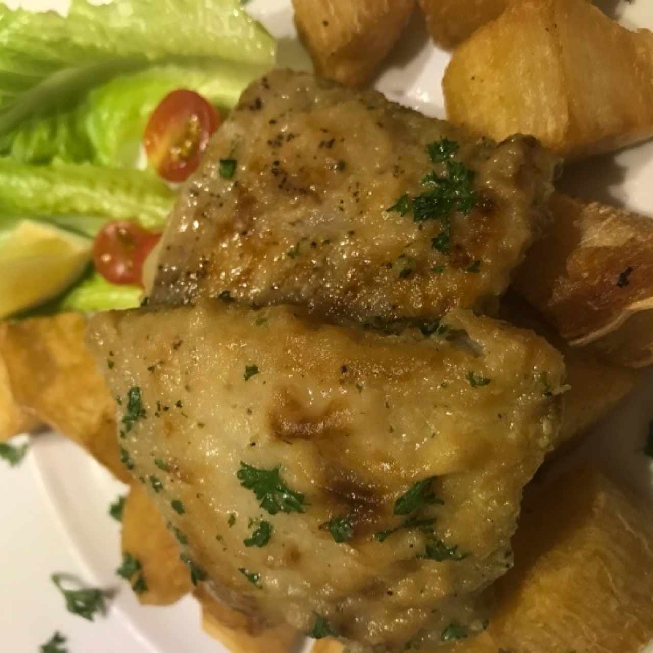 pescado al ajillo con yuca frita 