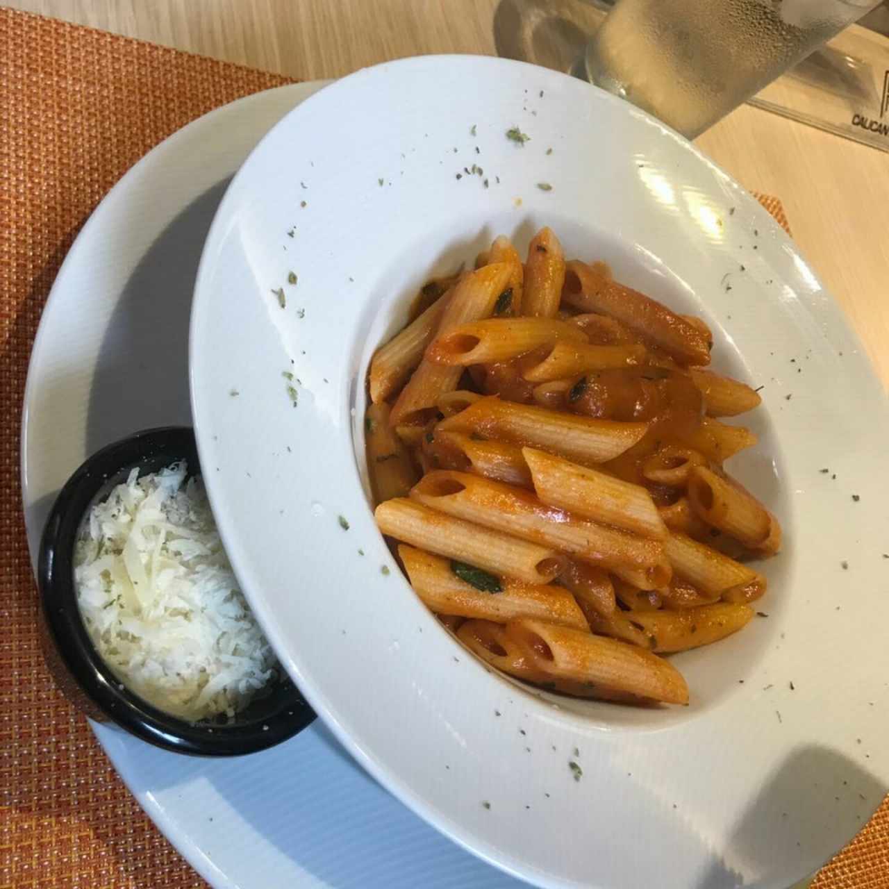 penne en salsa roja de tomate y albahaca 