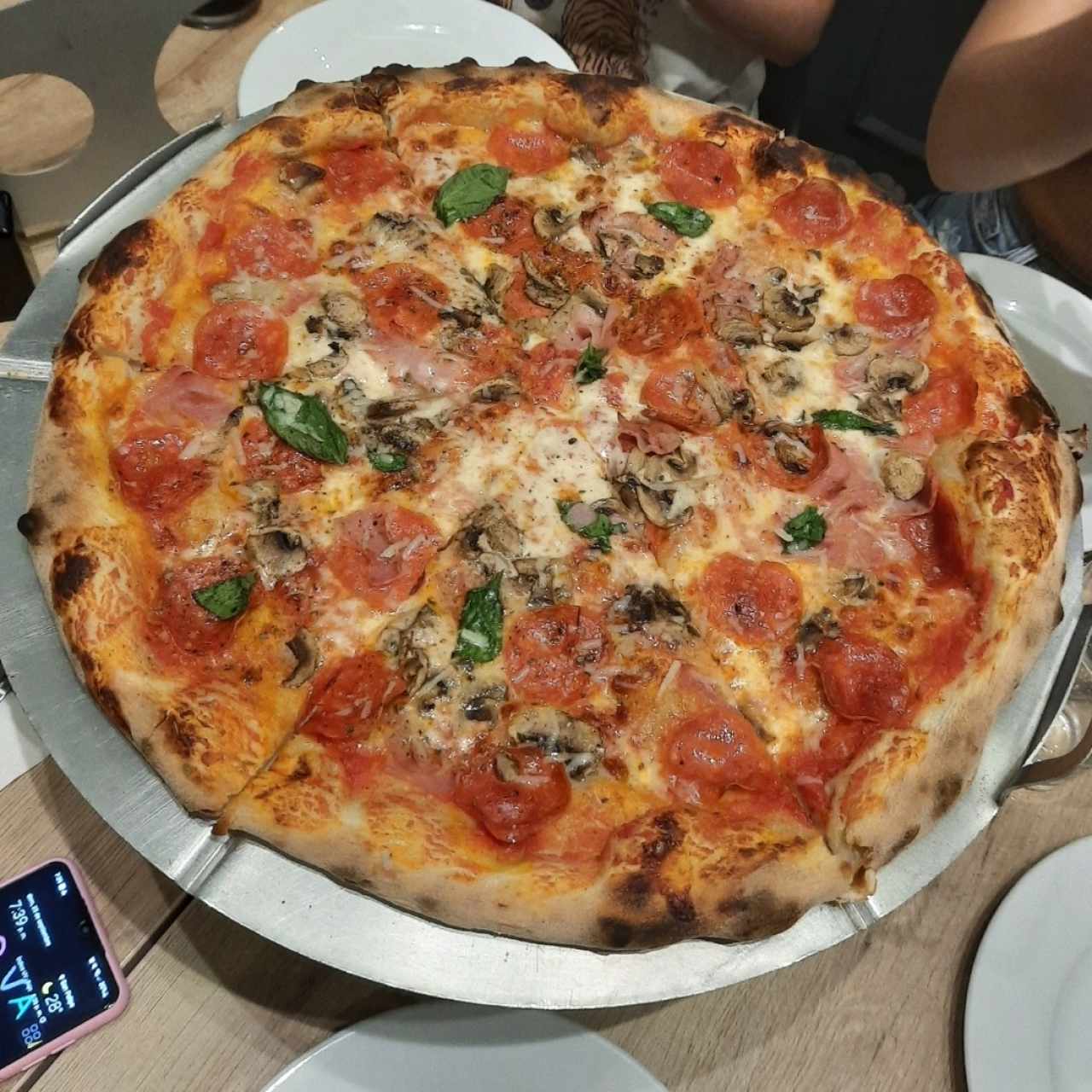 Pizza hongos con jamón y peperoni