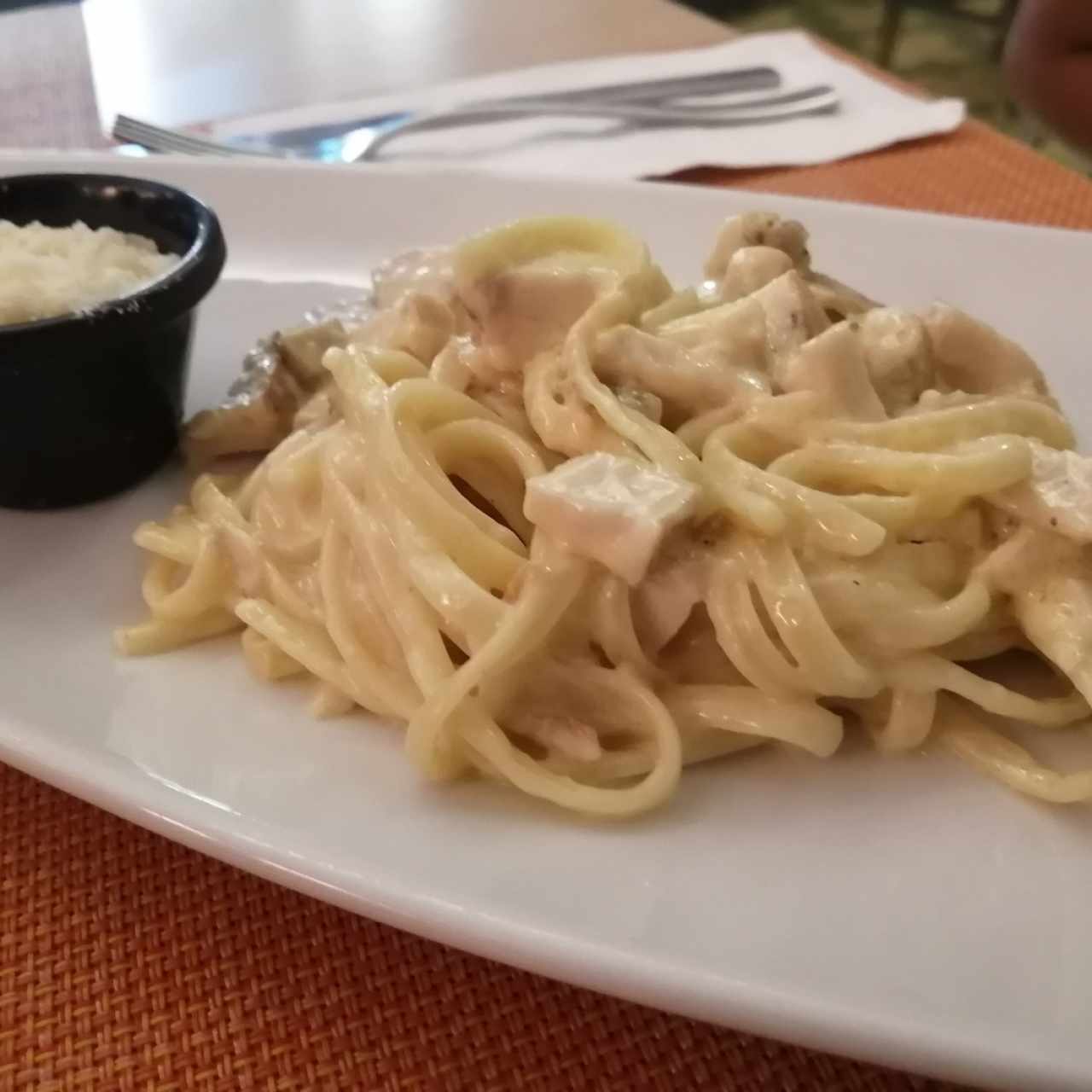 Pasta Alfredo con pollo para niño