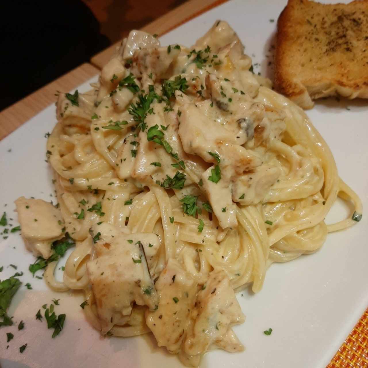 Alfredo con pollo/ Camarones.