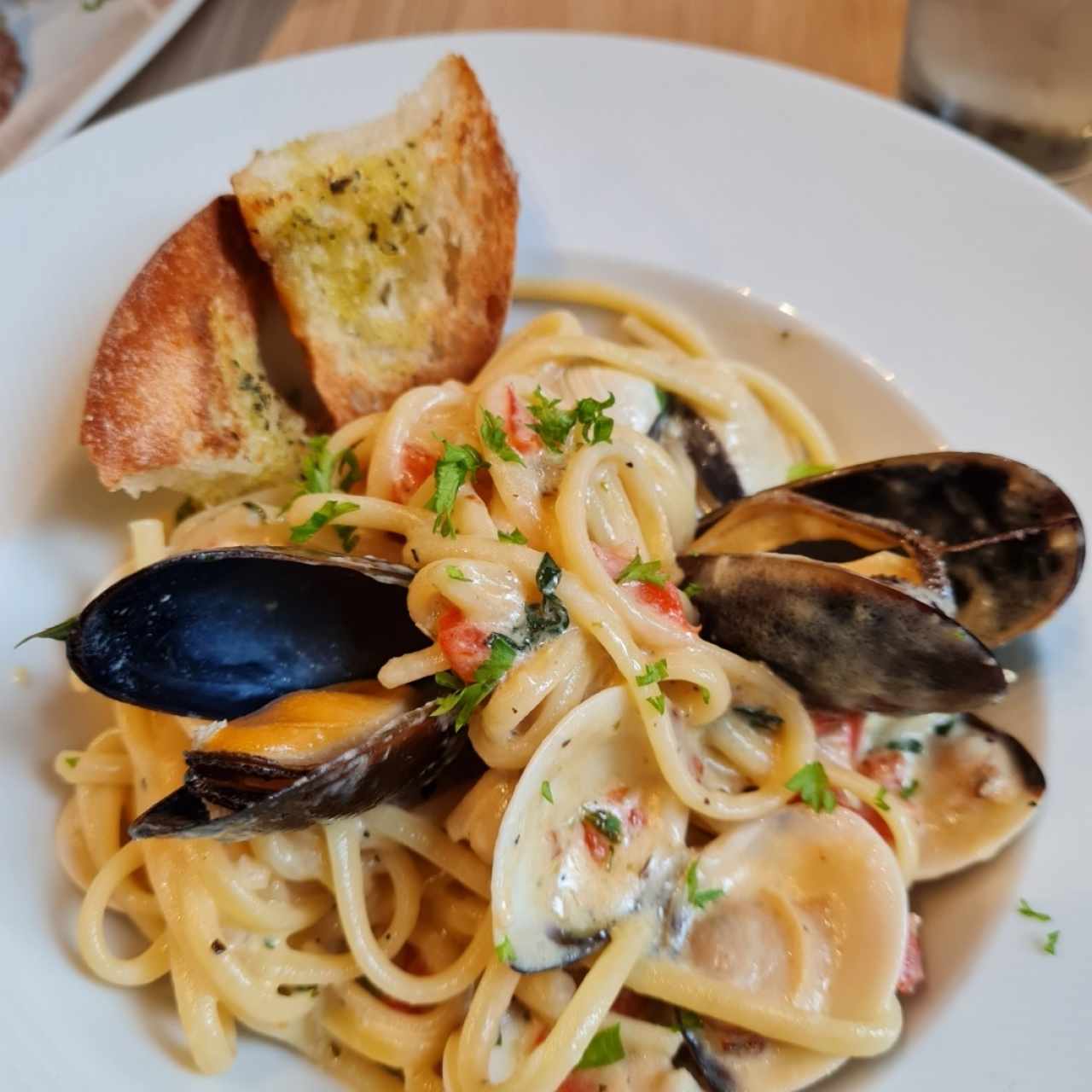 pasta frutti di mare en salsa blanca