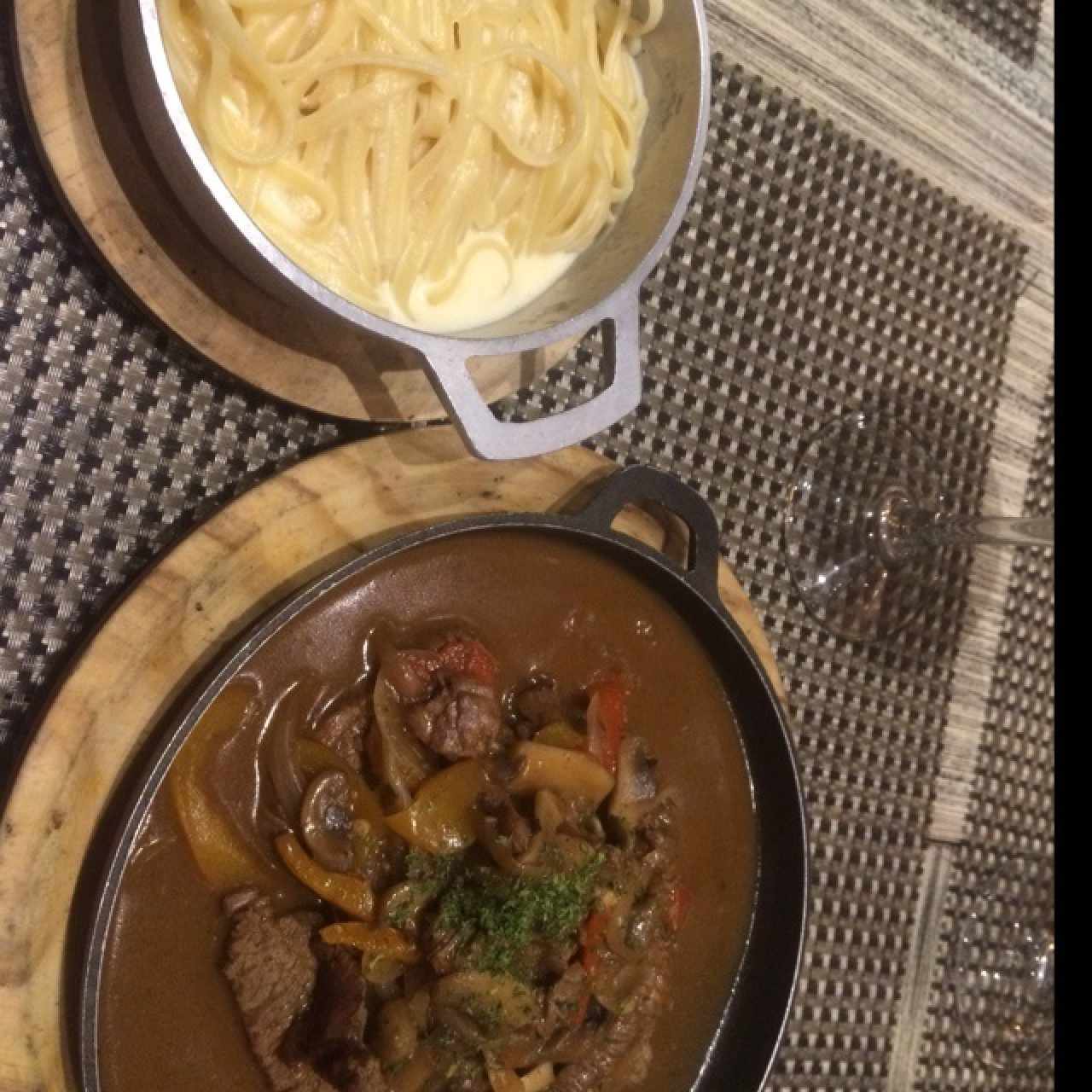 Strogonoff de Res con pasta a la crema