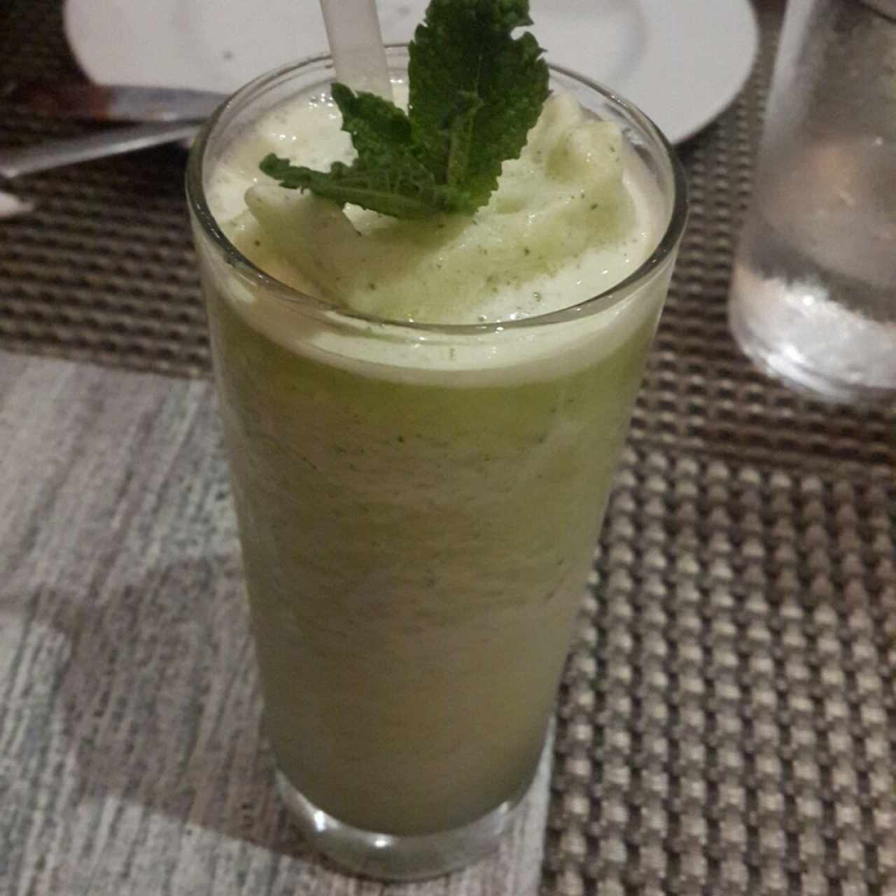 Limonada con hierba buena