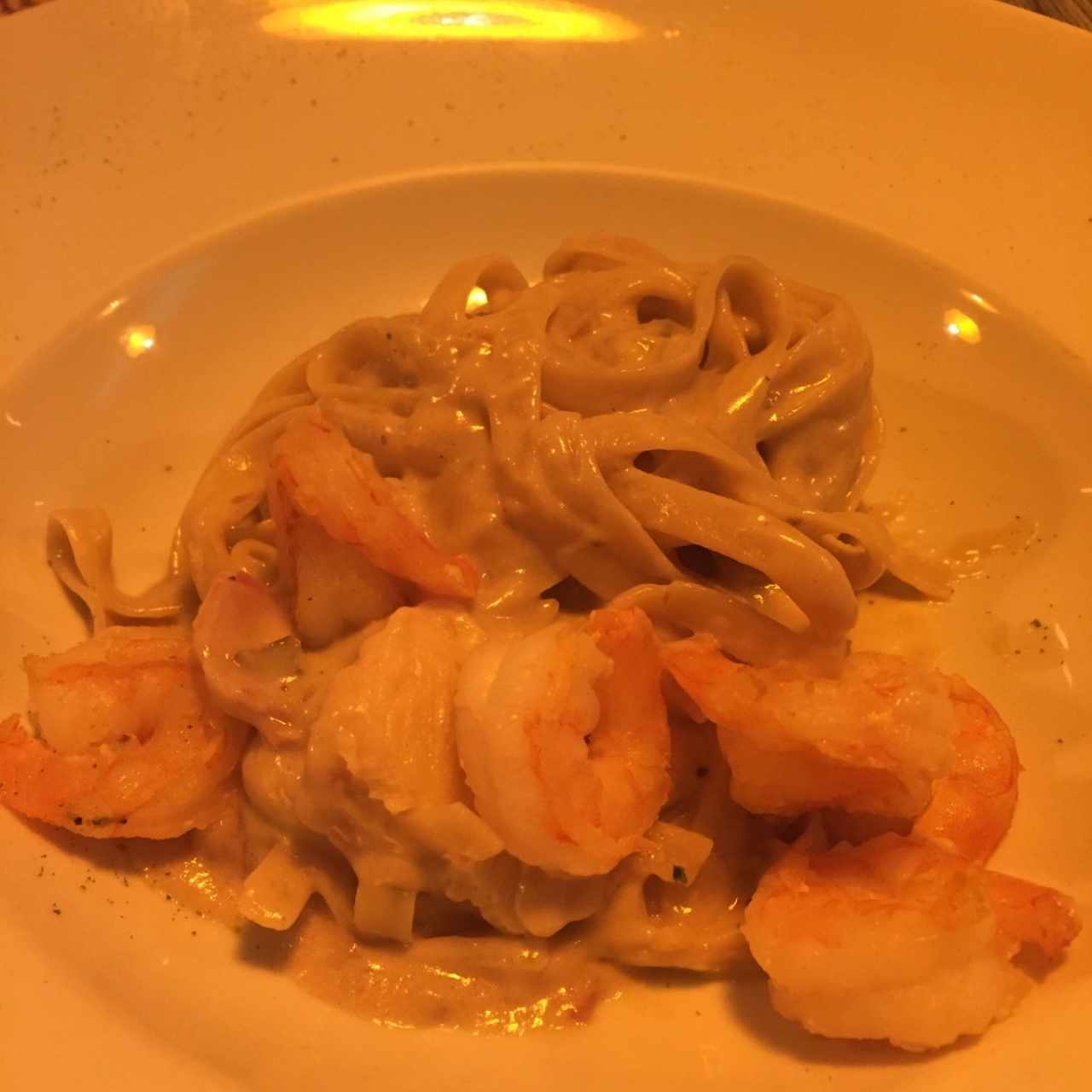 Fettuccine a la Strega con camarones